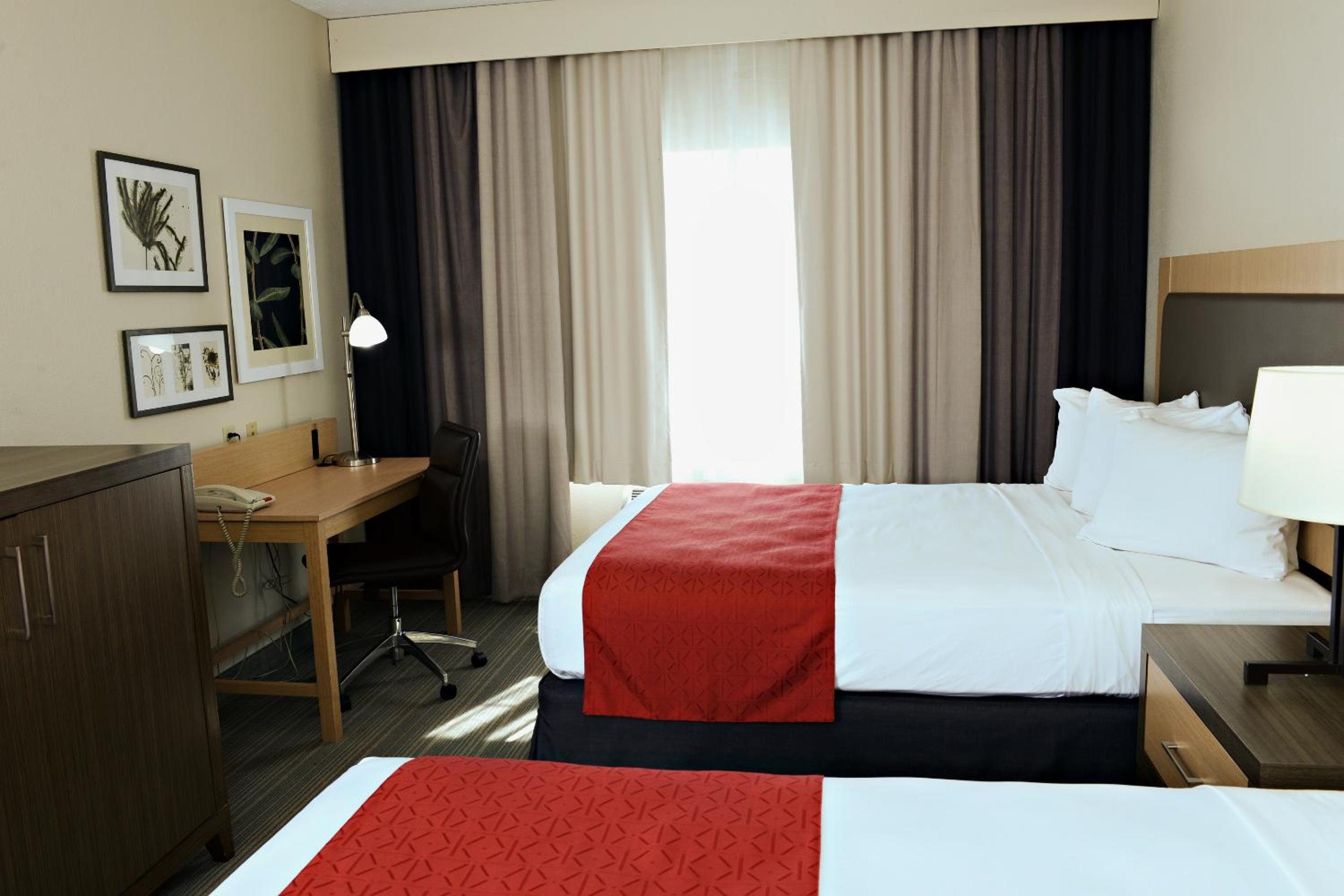 Queen Room with Two Queen Beds - Non-Smoking - Photo 3