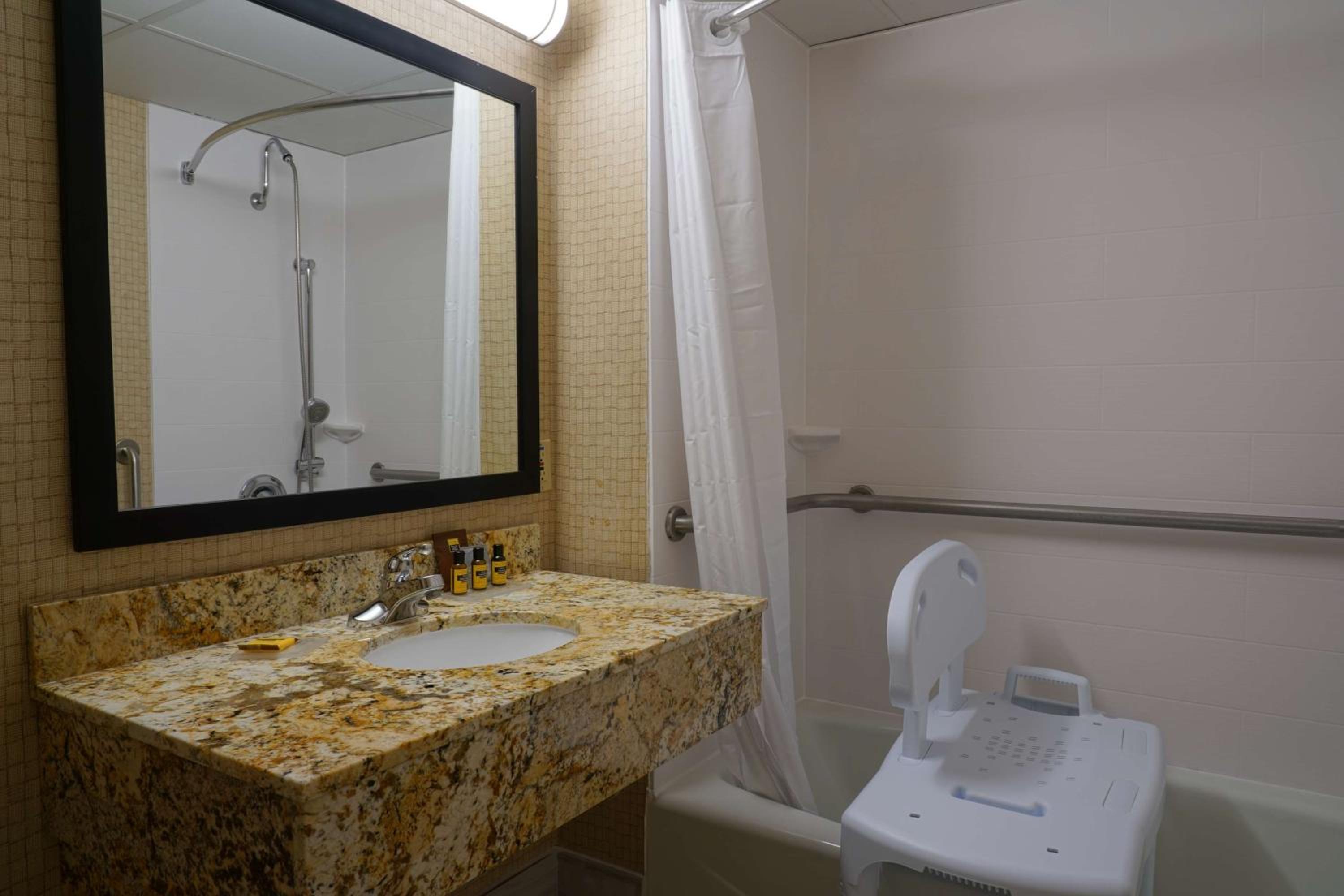 King Room with Bath Tub - Disability Access/Non-Smoking  - Photo 3