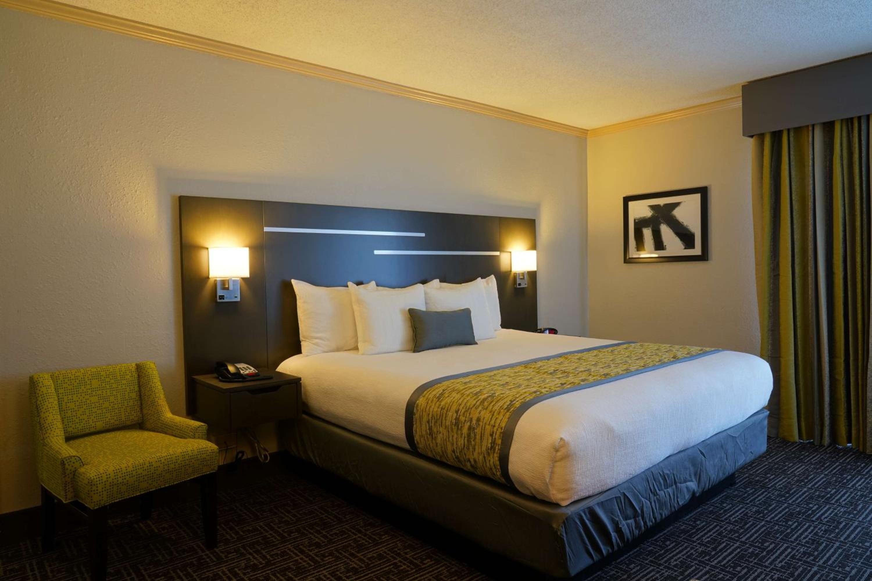 King Suite with Sofa Bed - Non-Smoking - Photo 1