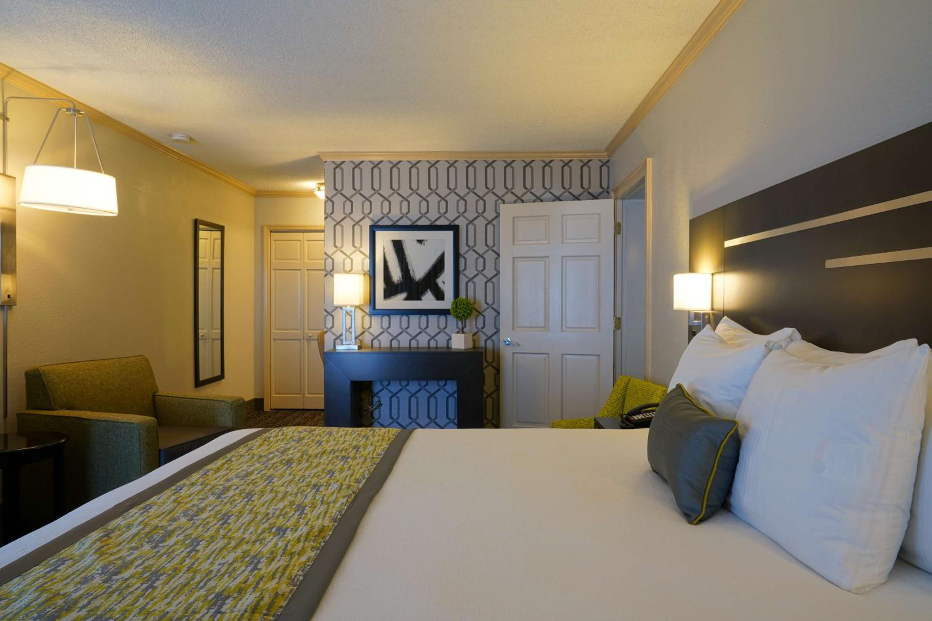 King Suite with Sofa Bed - Non-Smoking - Photo 5