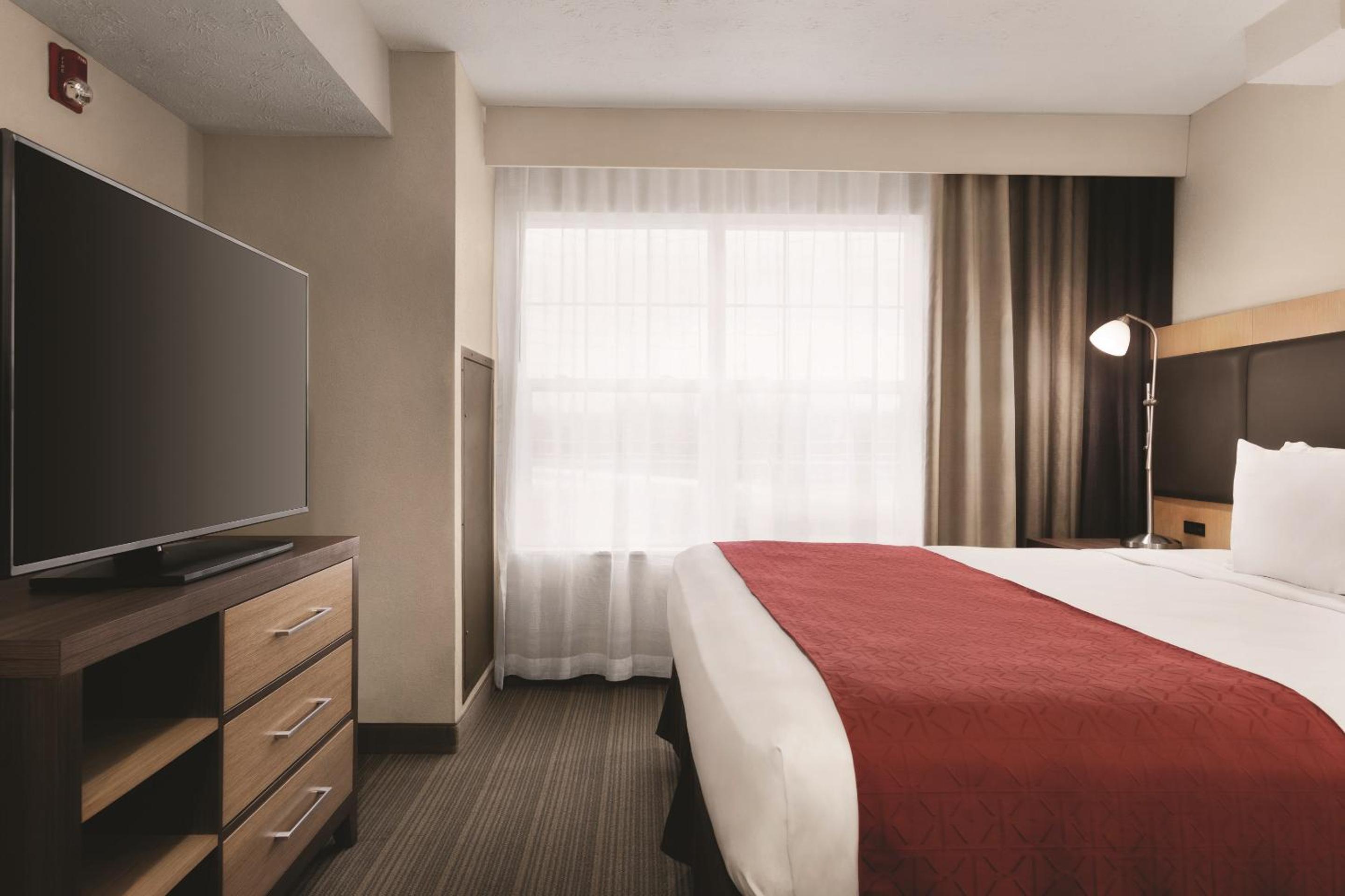 One-Bedroom King Suite - Photo 3