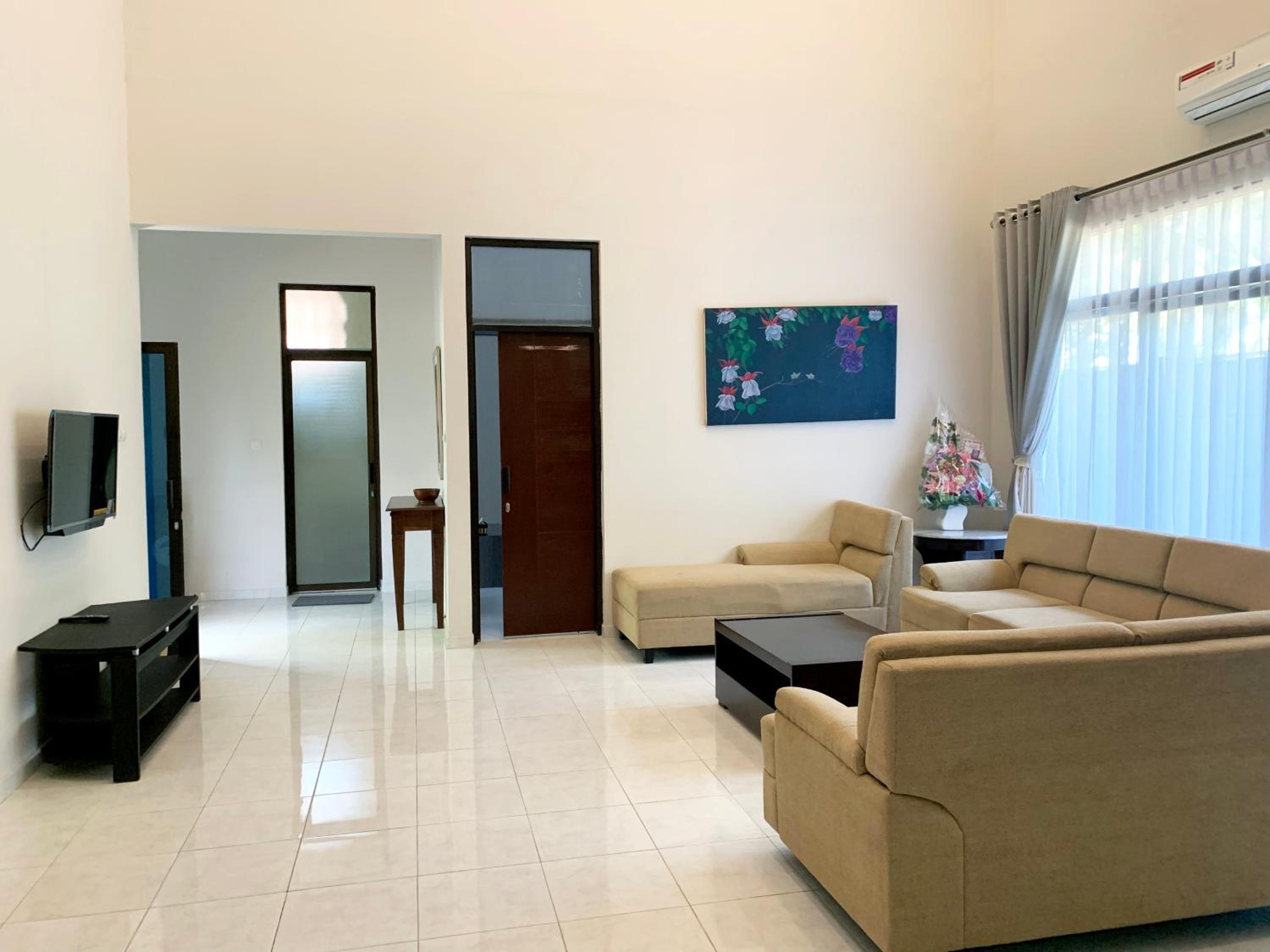 Three-Bedroom Villa photo 2