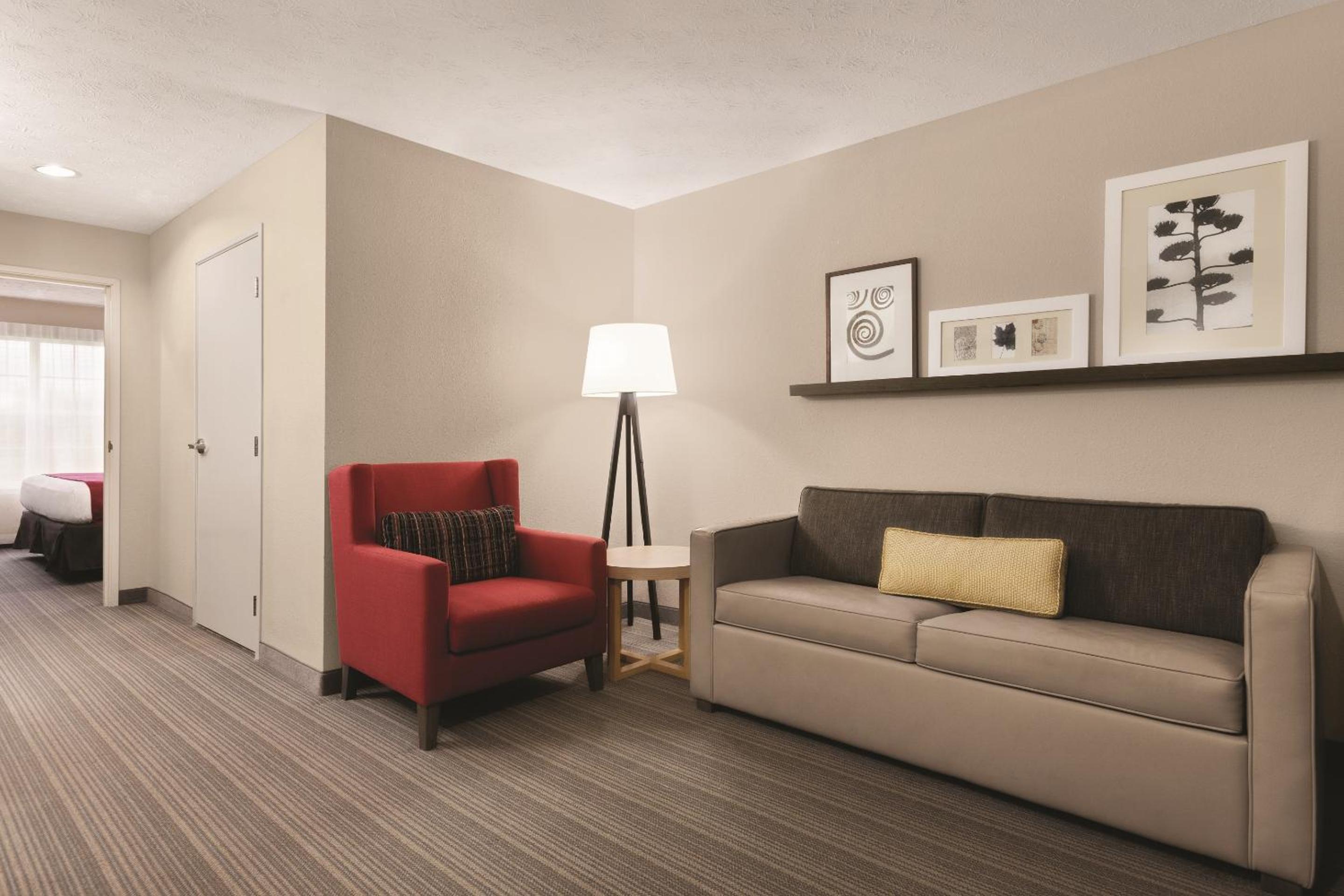 One-Bedroom King Suite - Photo 2