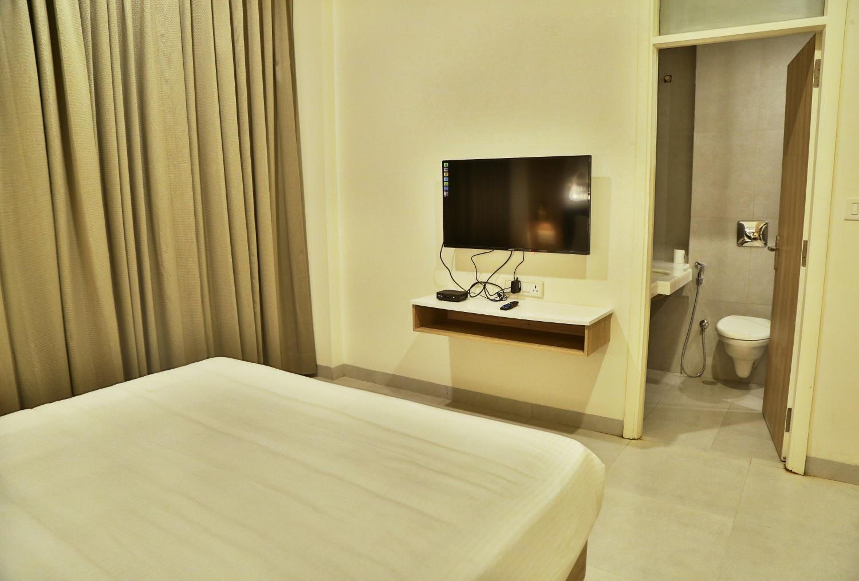 Deluxe Room - Photo 5