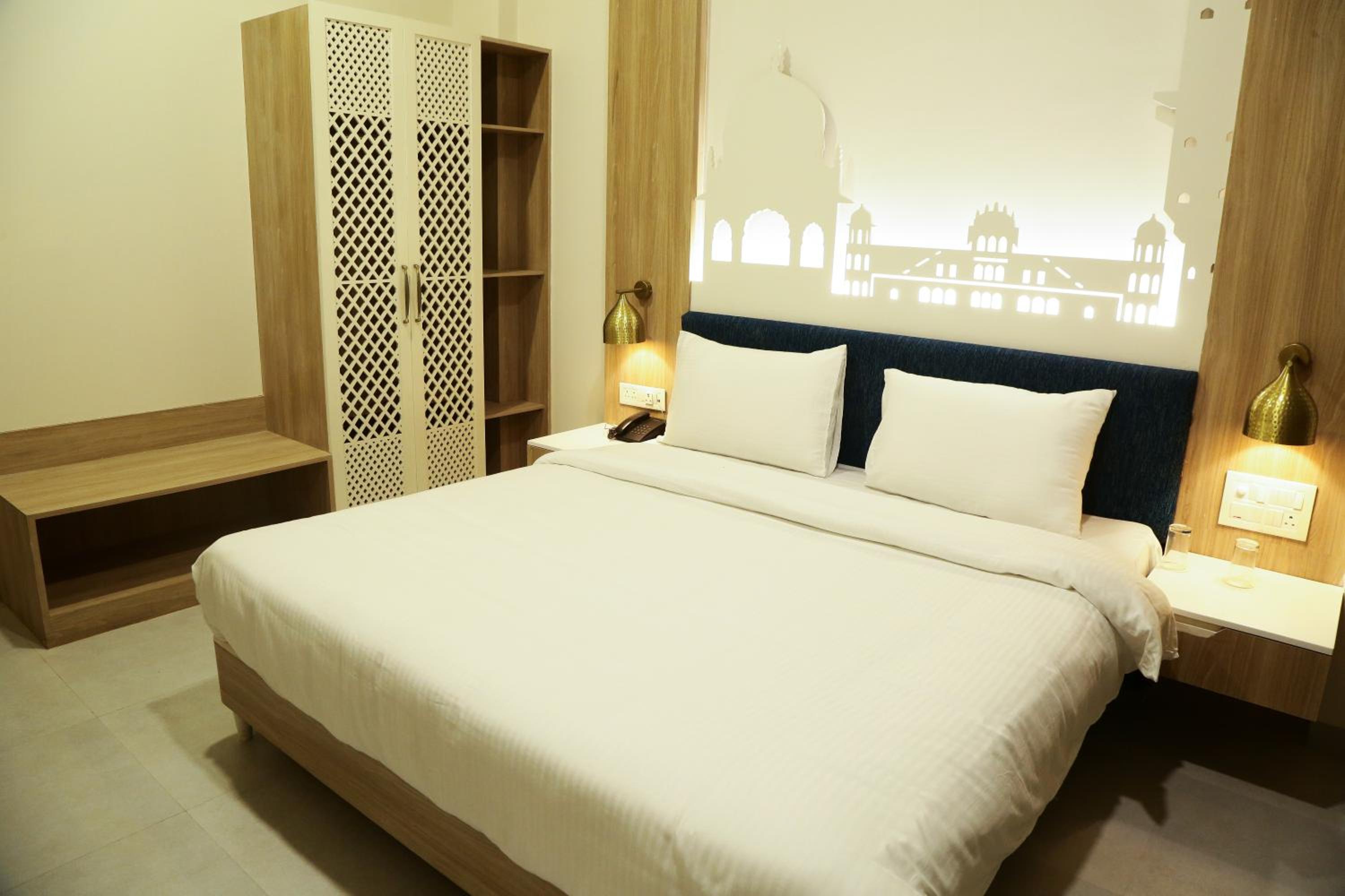 Deluxe Room - Photo 7