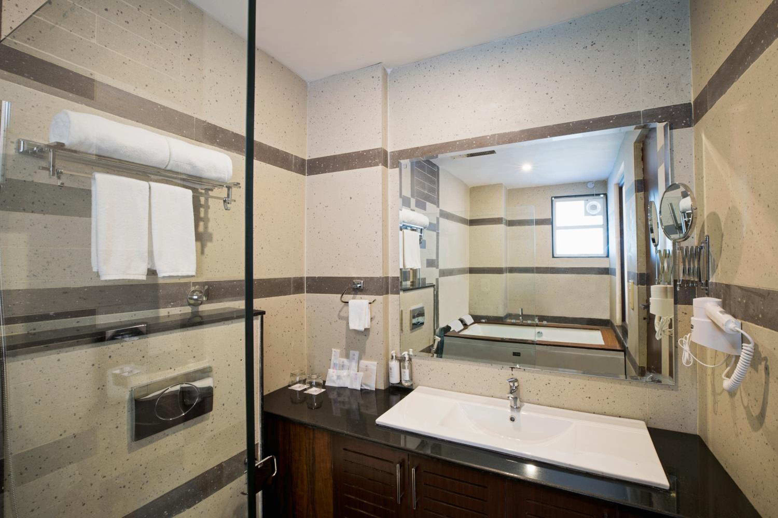 Suite - Photo 3