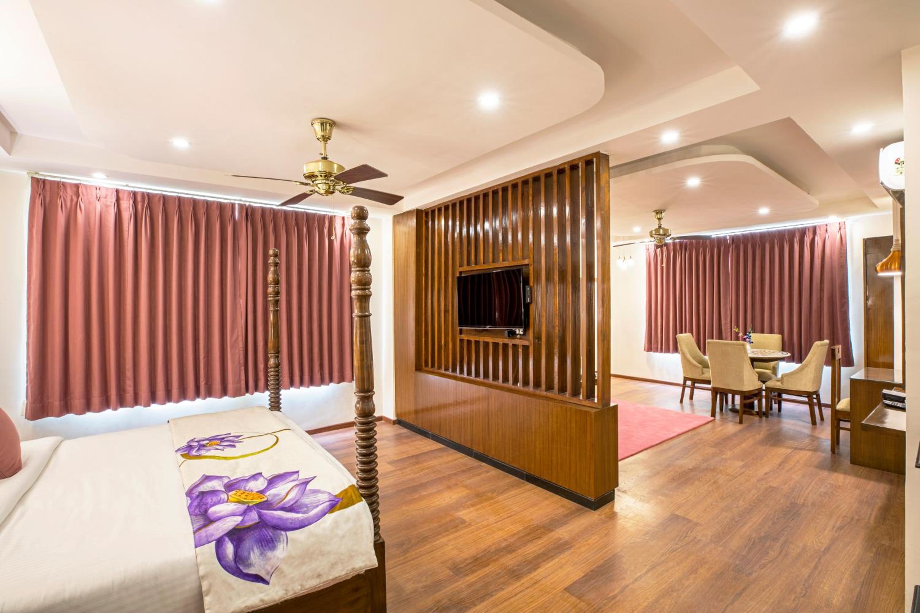 Suite - Photo 11