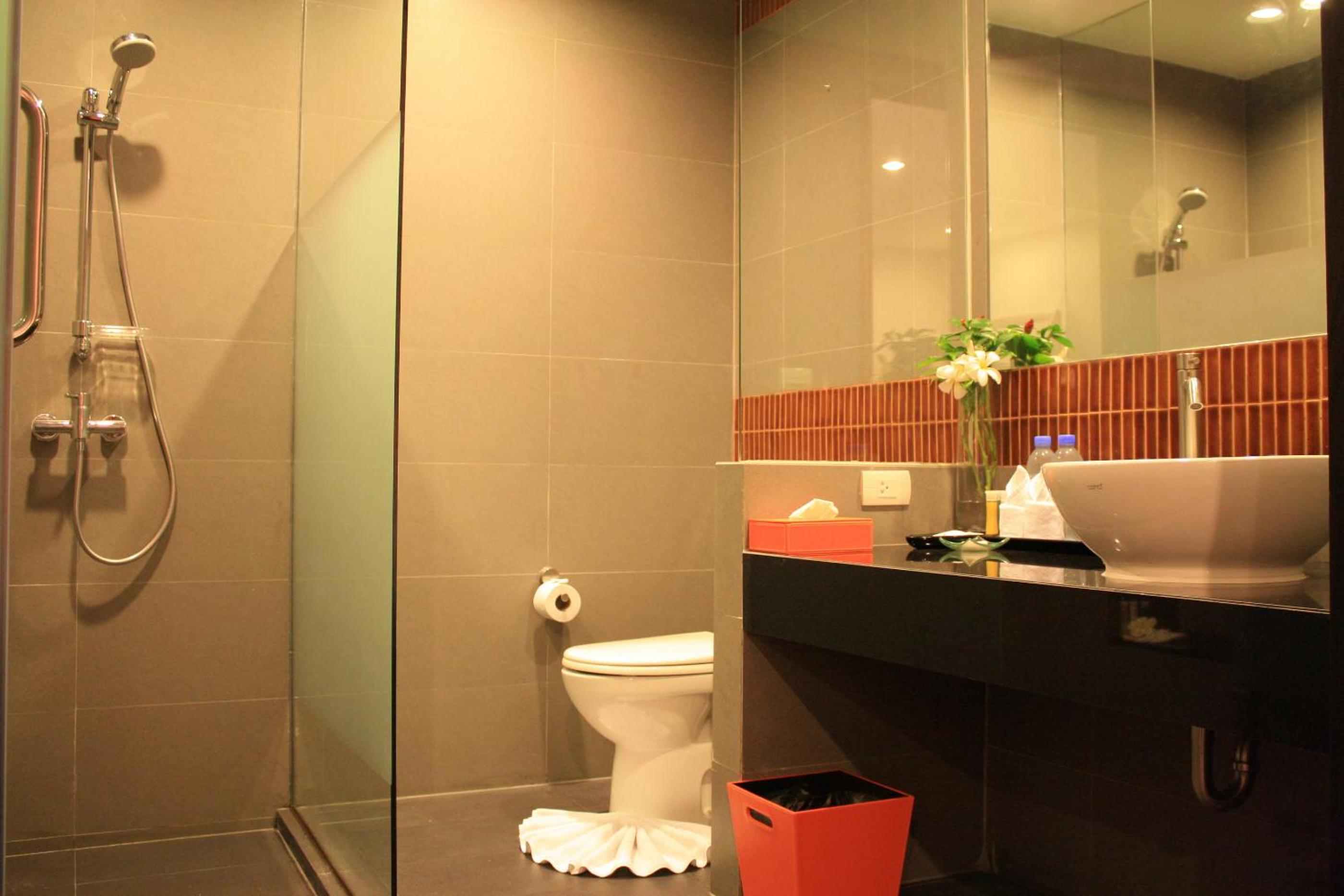 Suite with Pool View - Photo 5