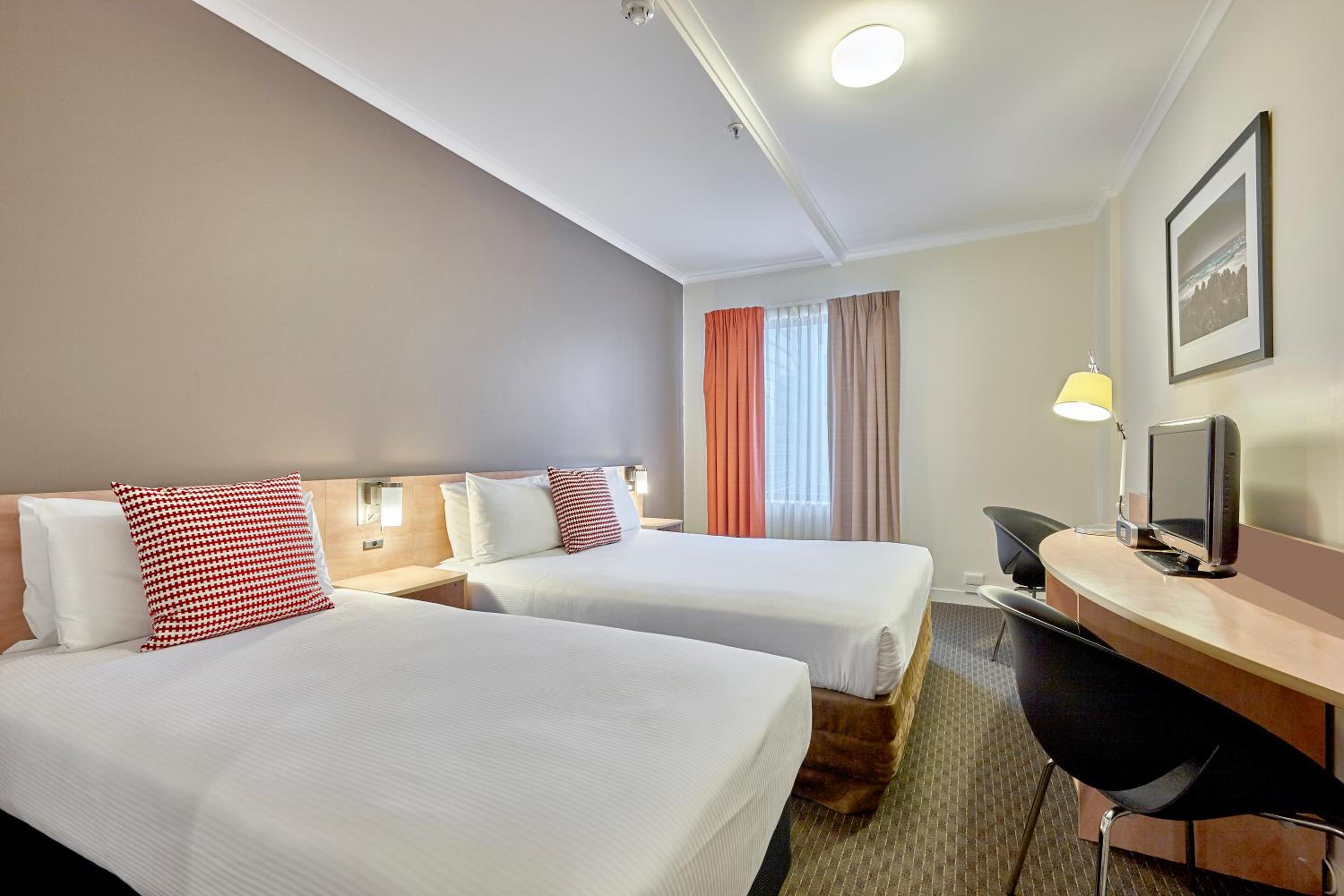 Standard Twin Room thumbnail 5