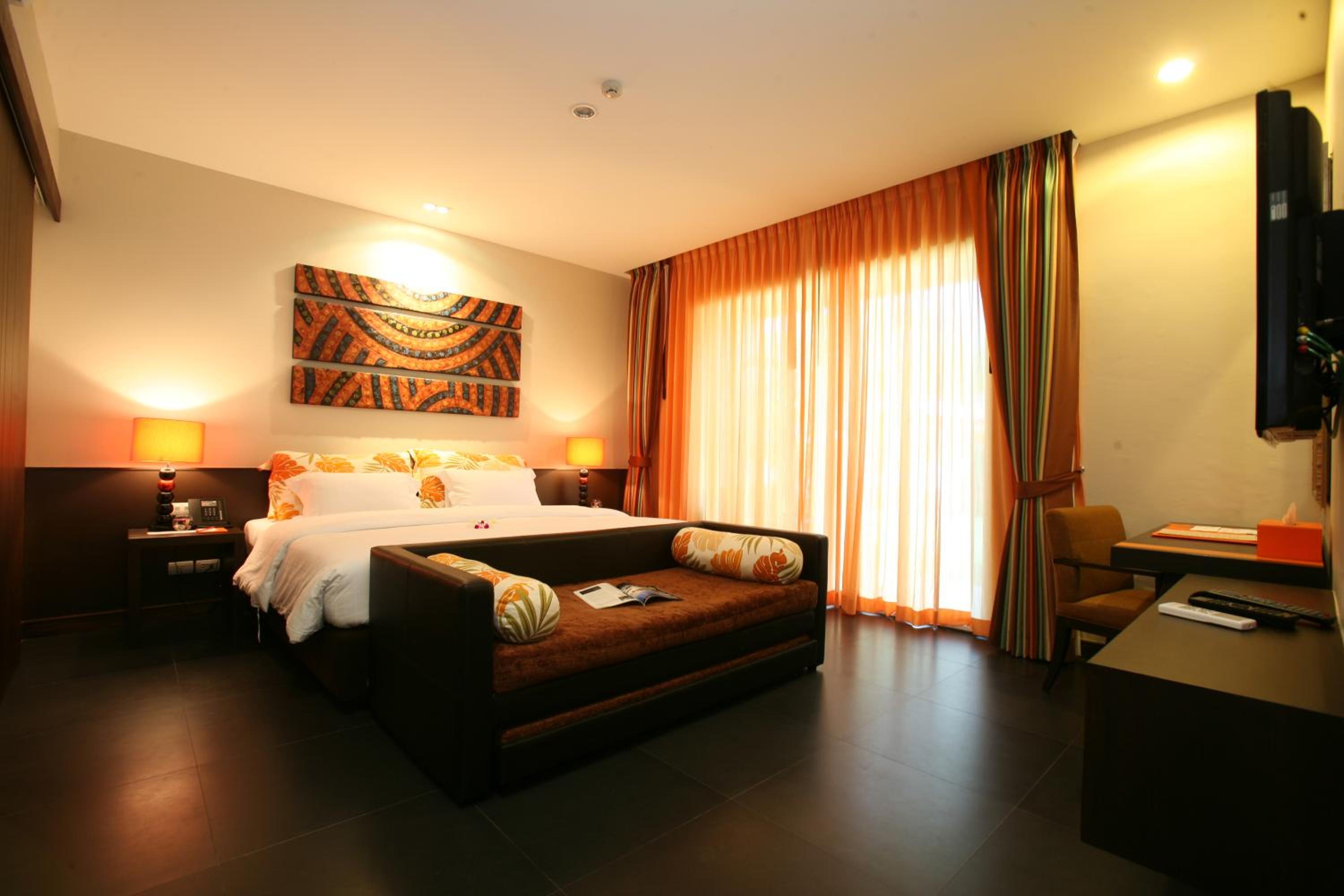 Suite with Pool View - Photo 4