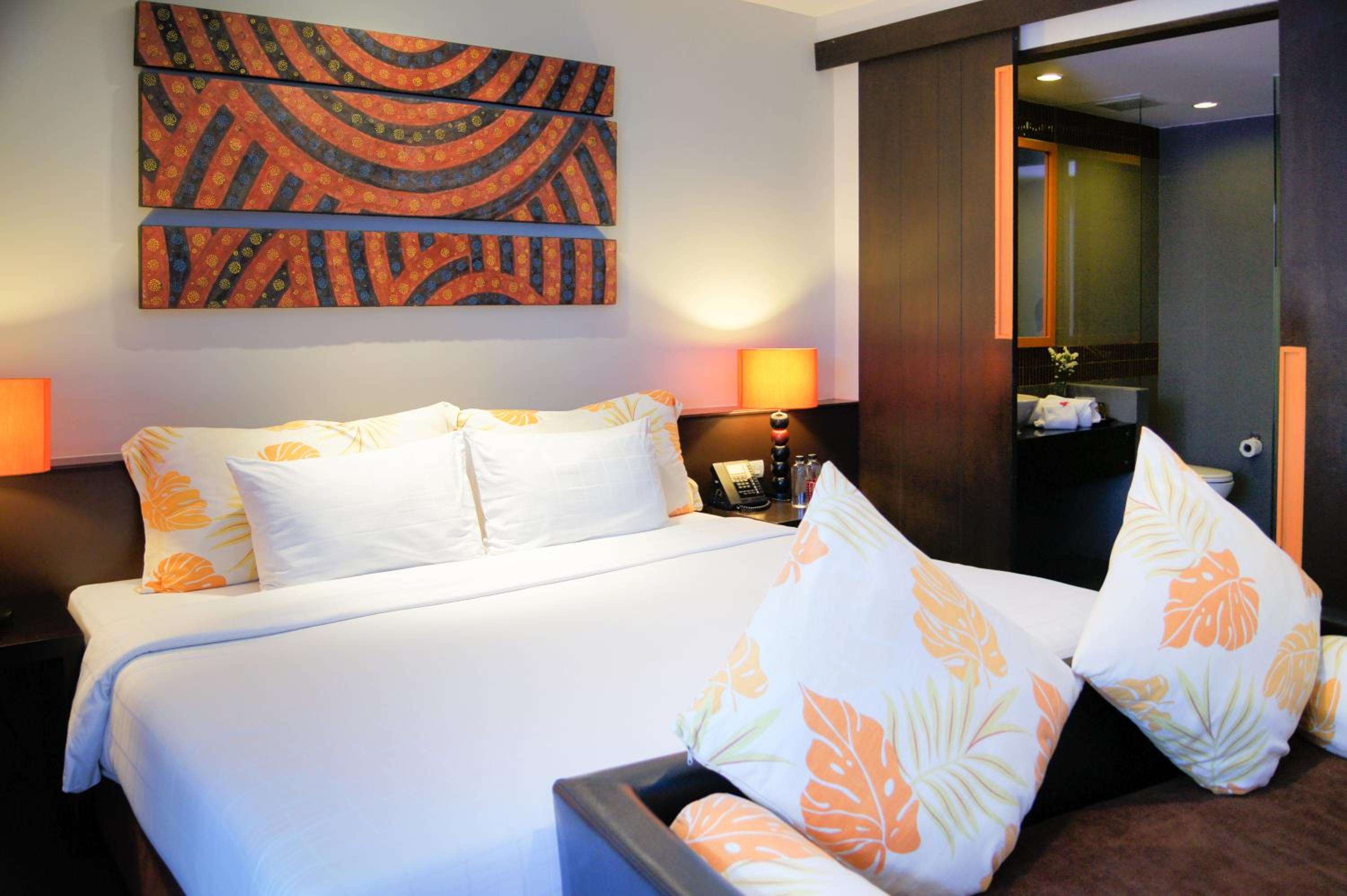 Suite with Pool View - Photo 8