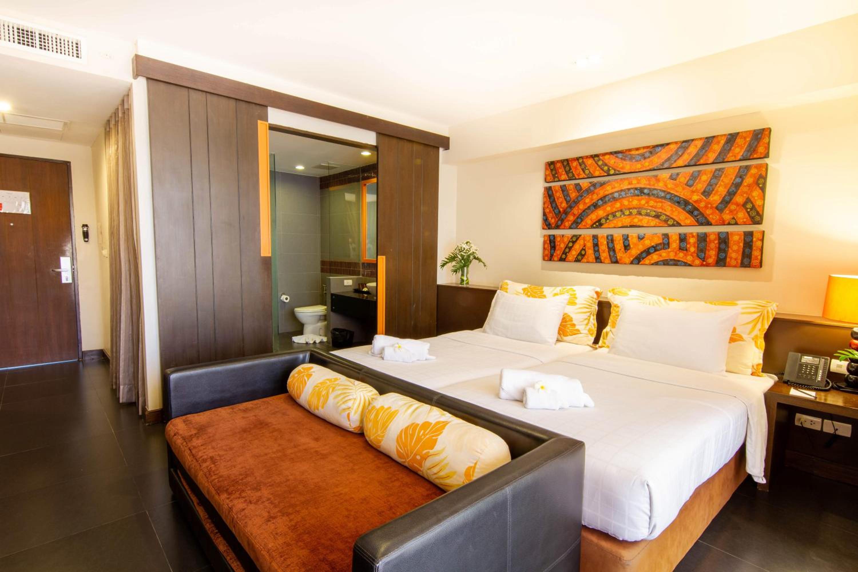 Suite with Pool View - Photo 6