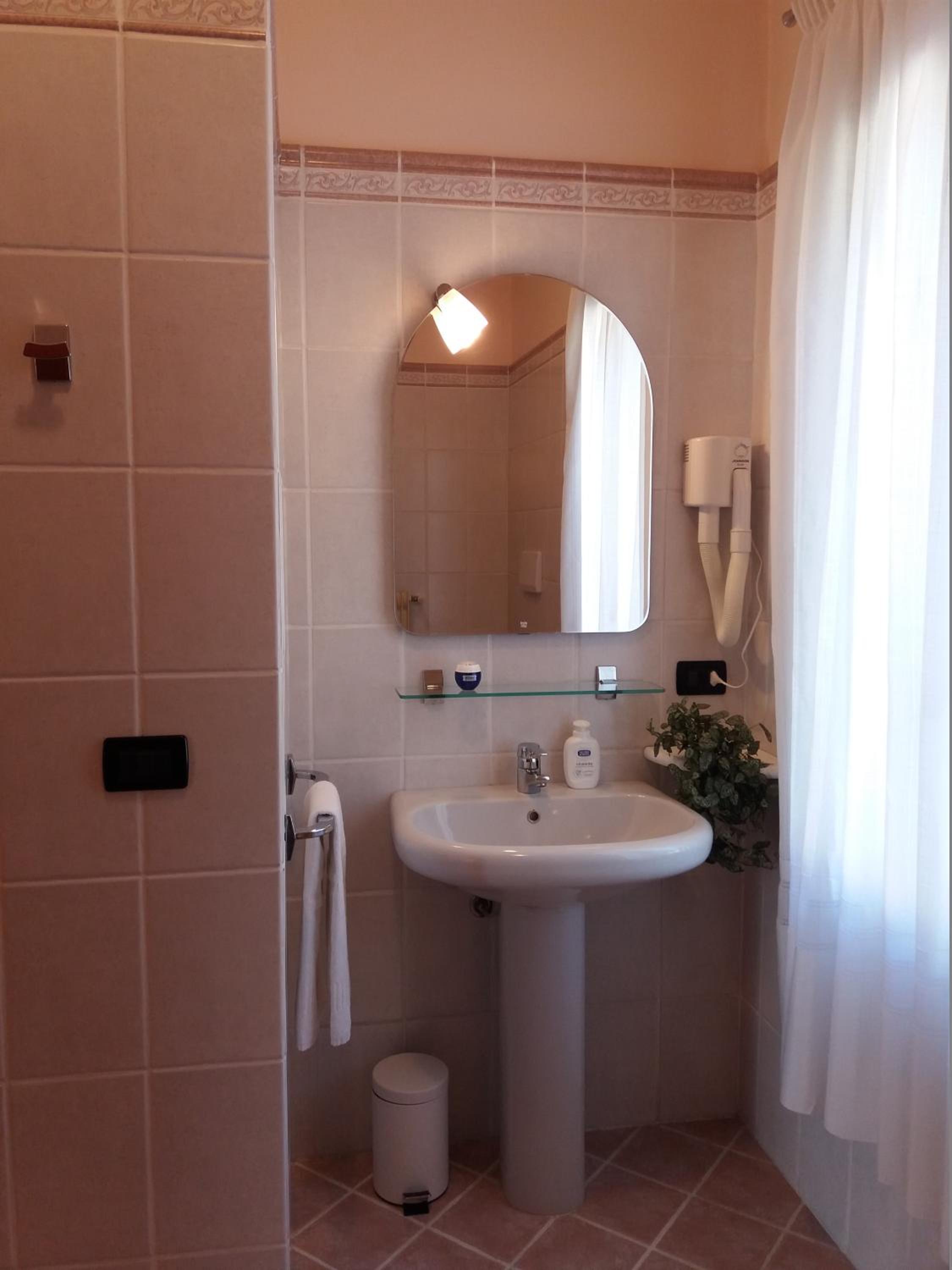 Twin Room With Private External Bathroom photo 2
