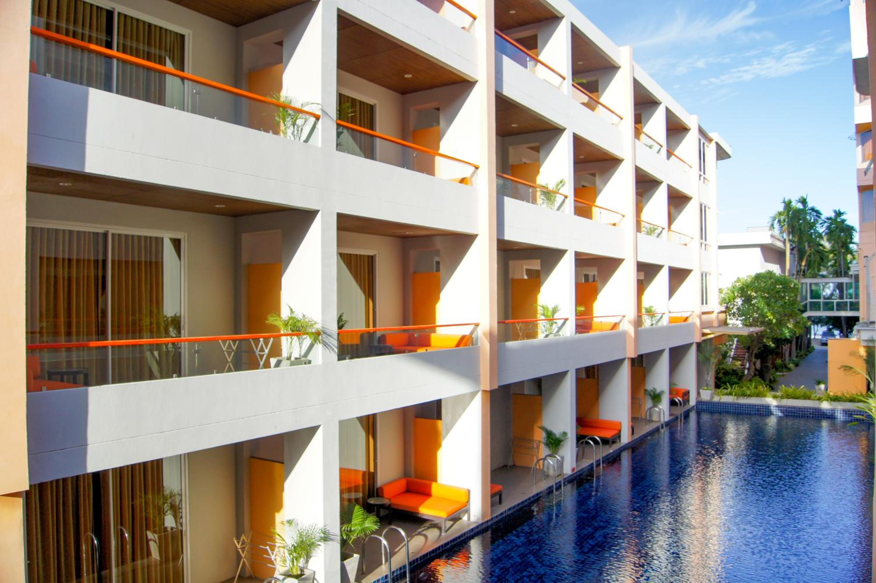 Suite with Pool View - Photo 2