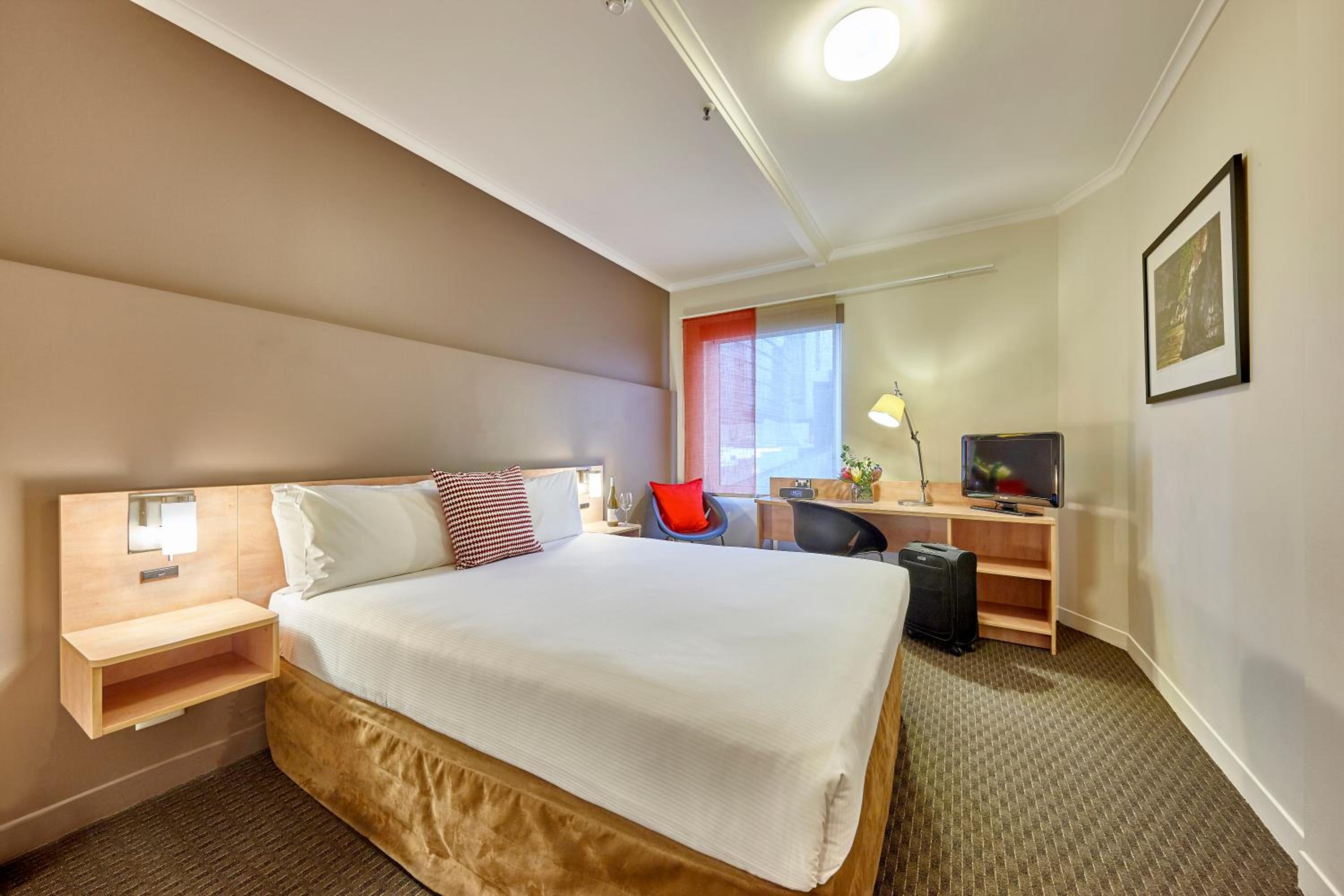 Superior Queen Room thumbnail 5