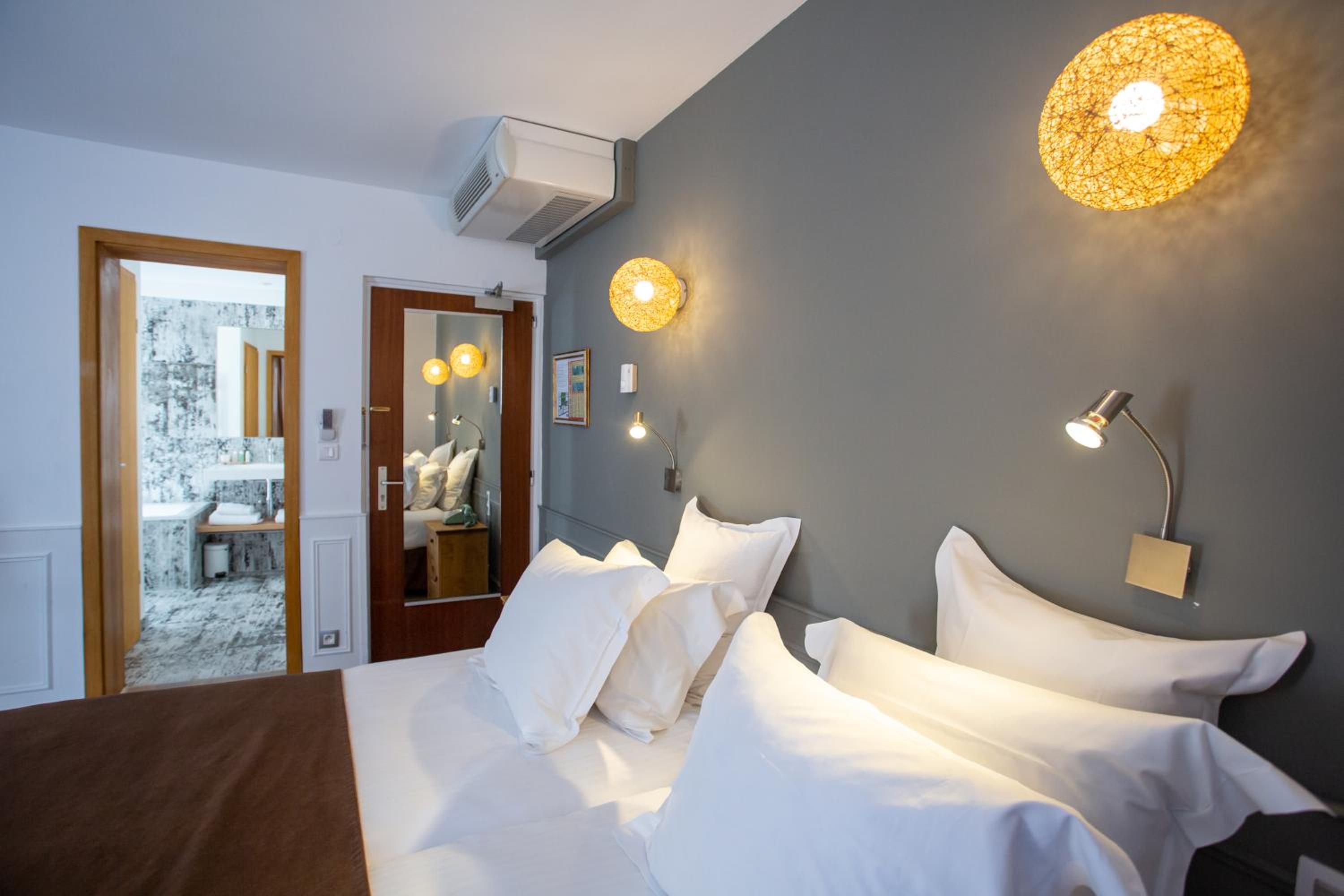 Deluxe Room - Photo 11
