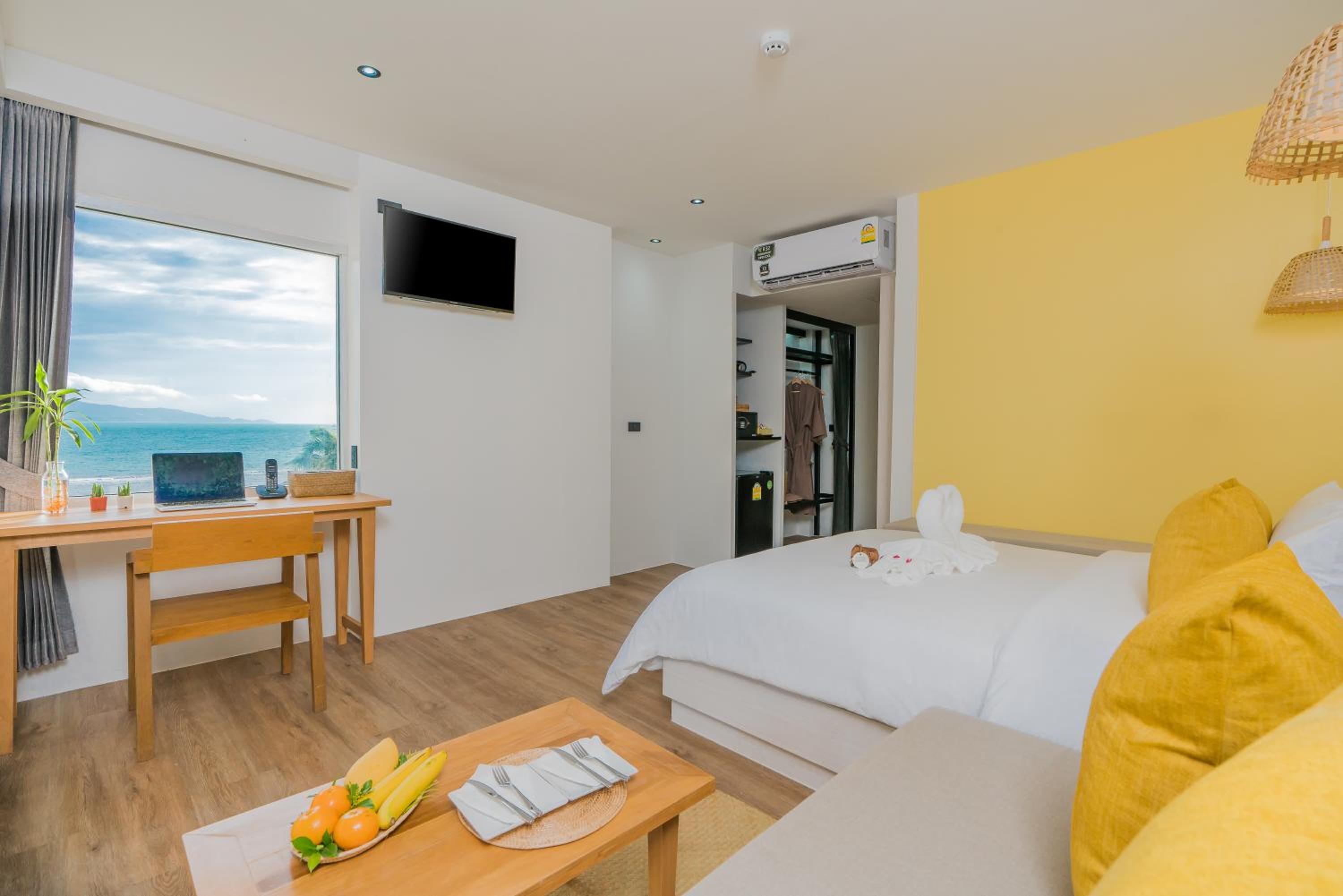 Deluxe Double Room with Side Sea View photo 2