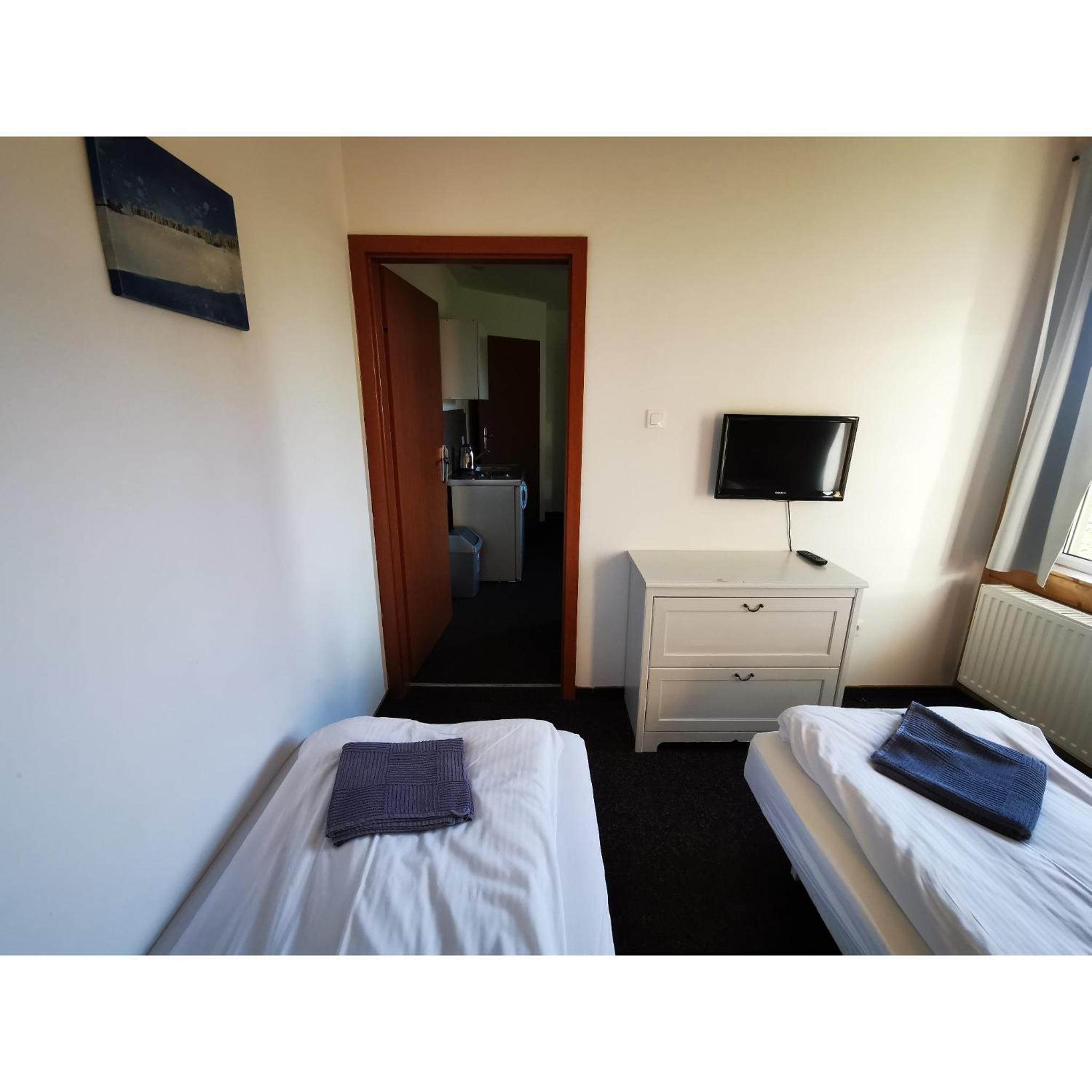 Quadruple Room with Bathroom - Photo 1