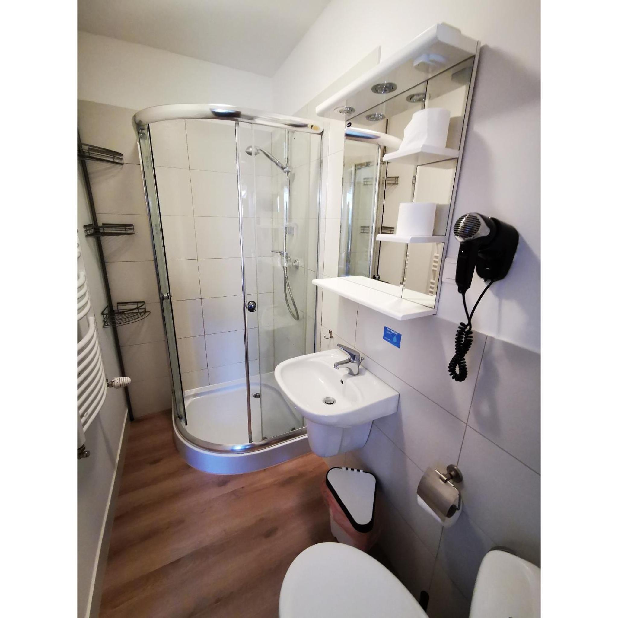 Quadruple Room with Bathroom - Photo 2