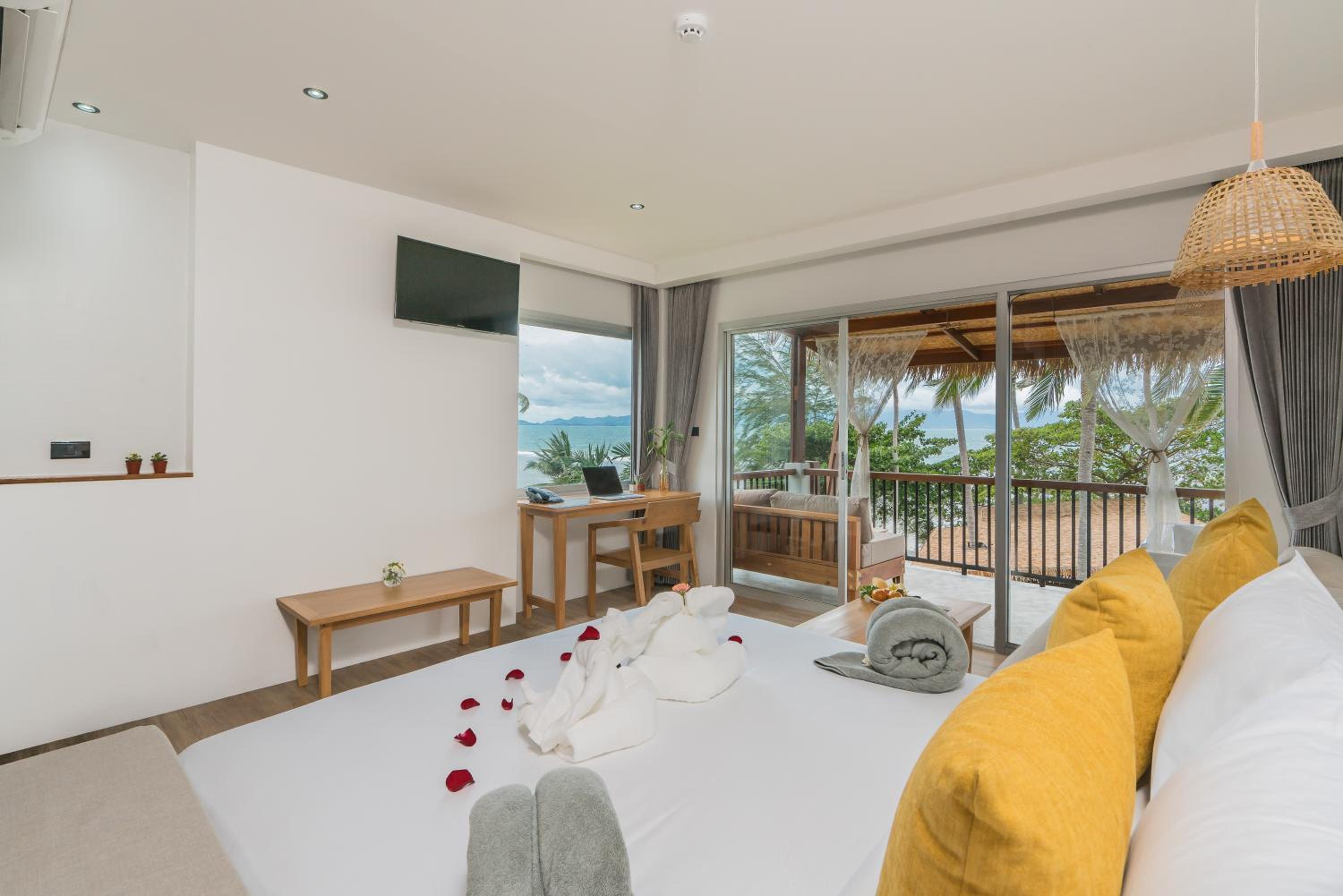 Deluxe Double Room with Side Sea View photo 3