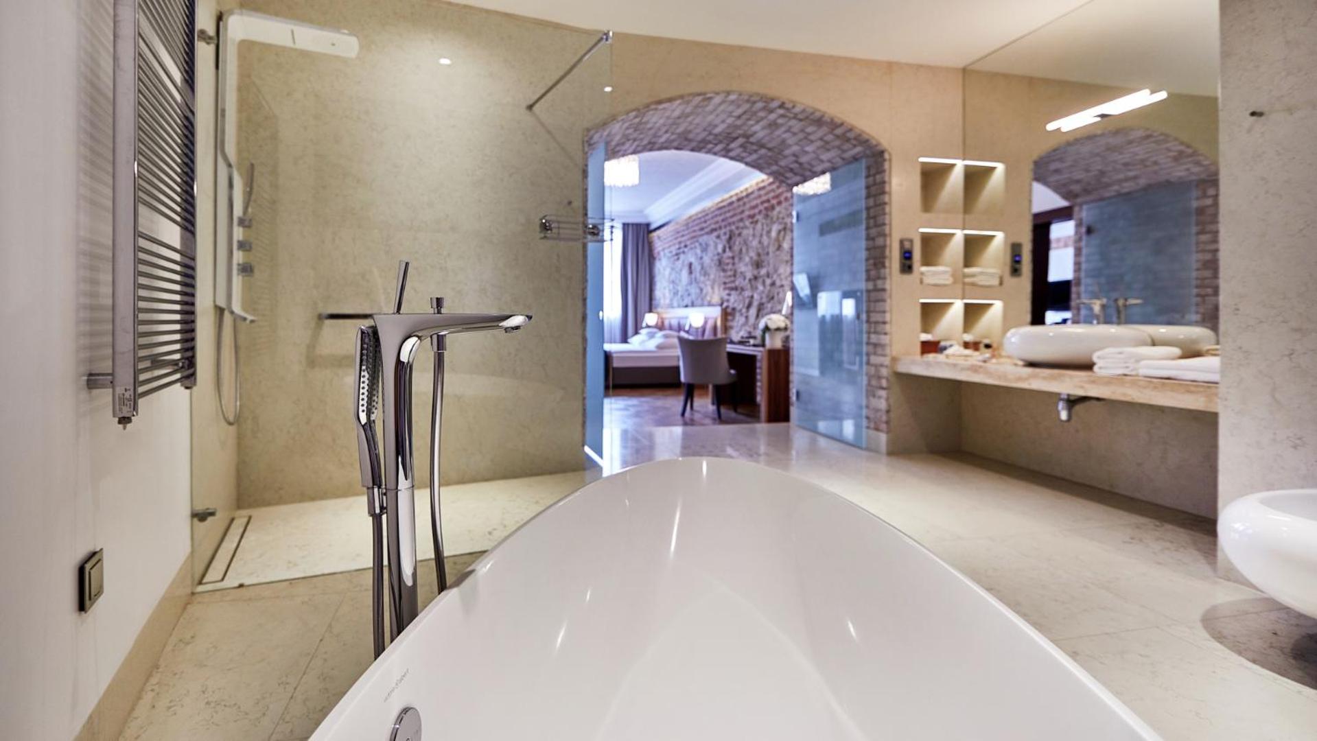 Deluxe Suite - Photo 2