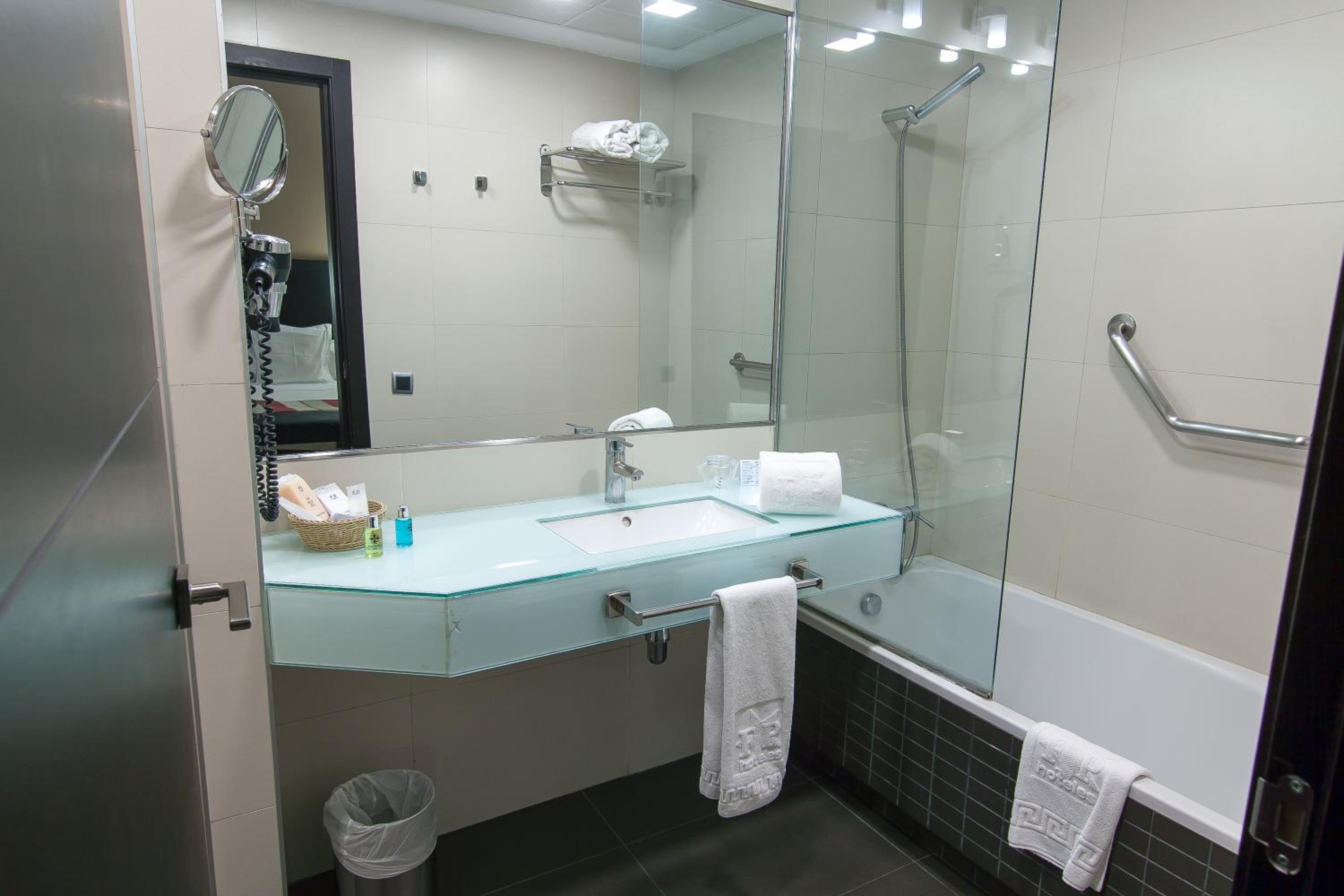 Double or Twin Room - Photo 11