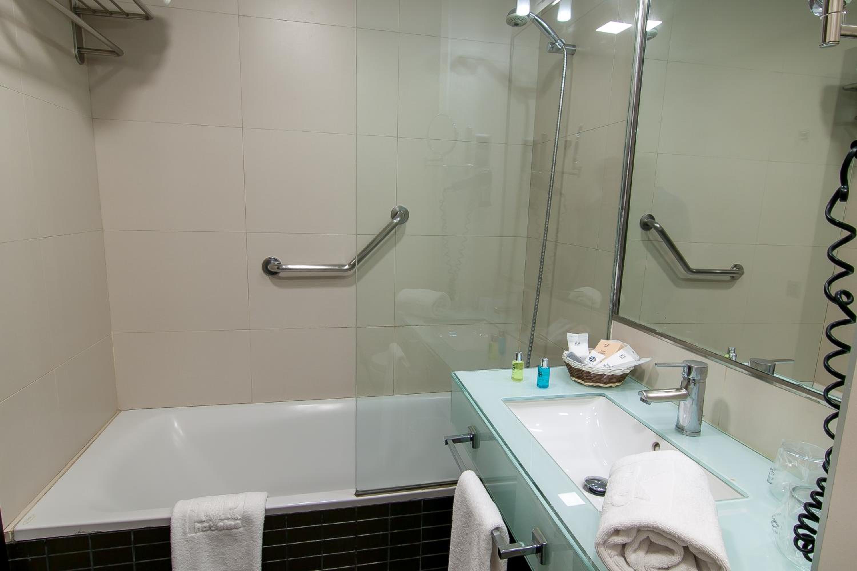 Double or Twin Room - Photo 12