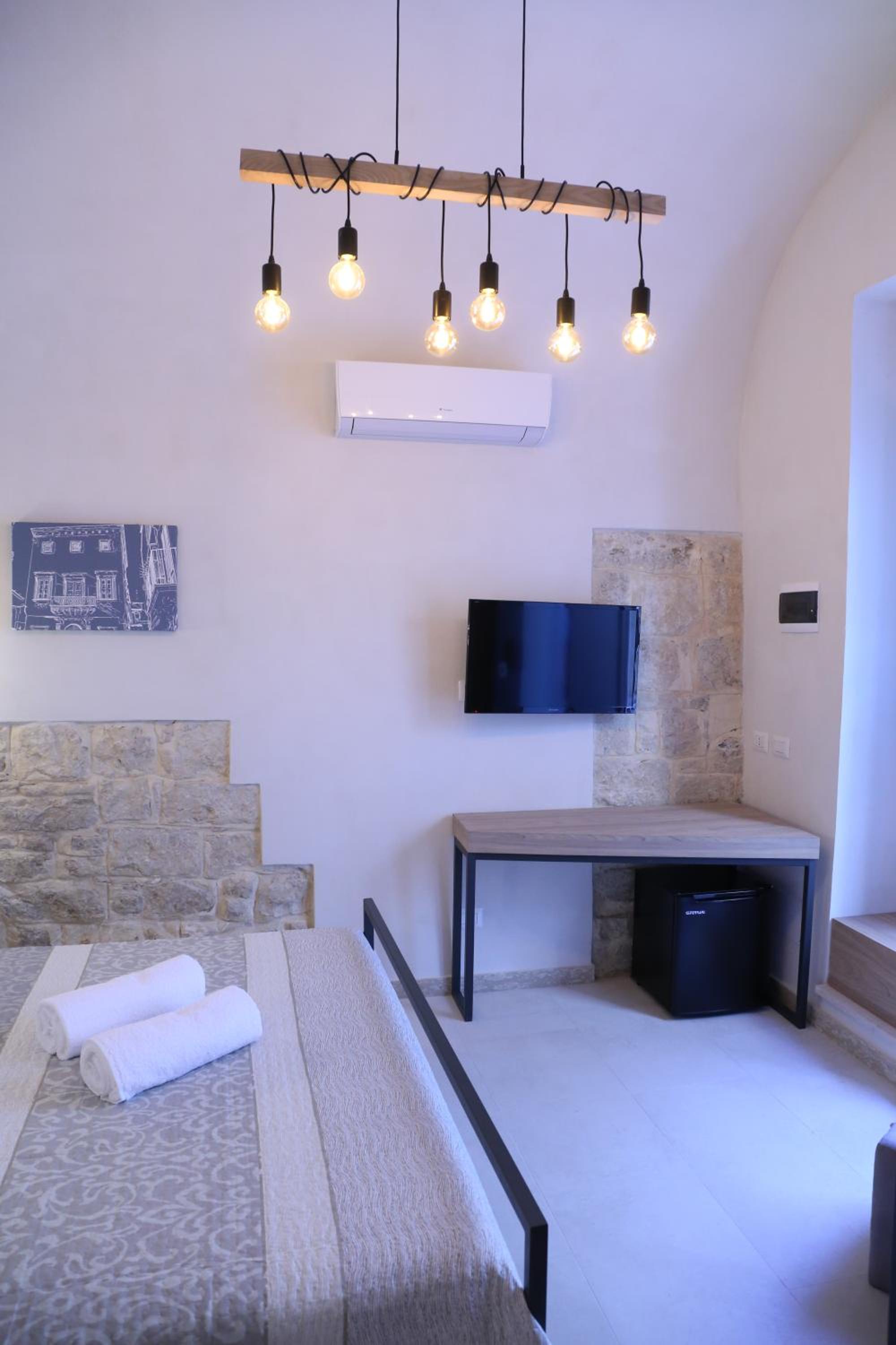 Double Room with Private Bathroom - Photo 8