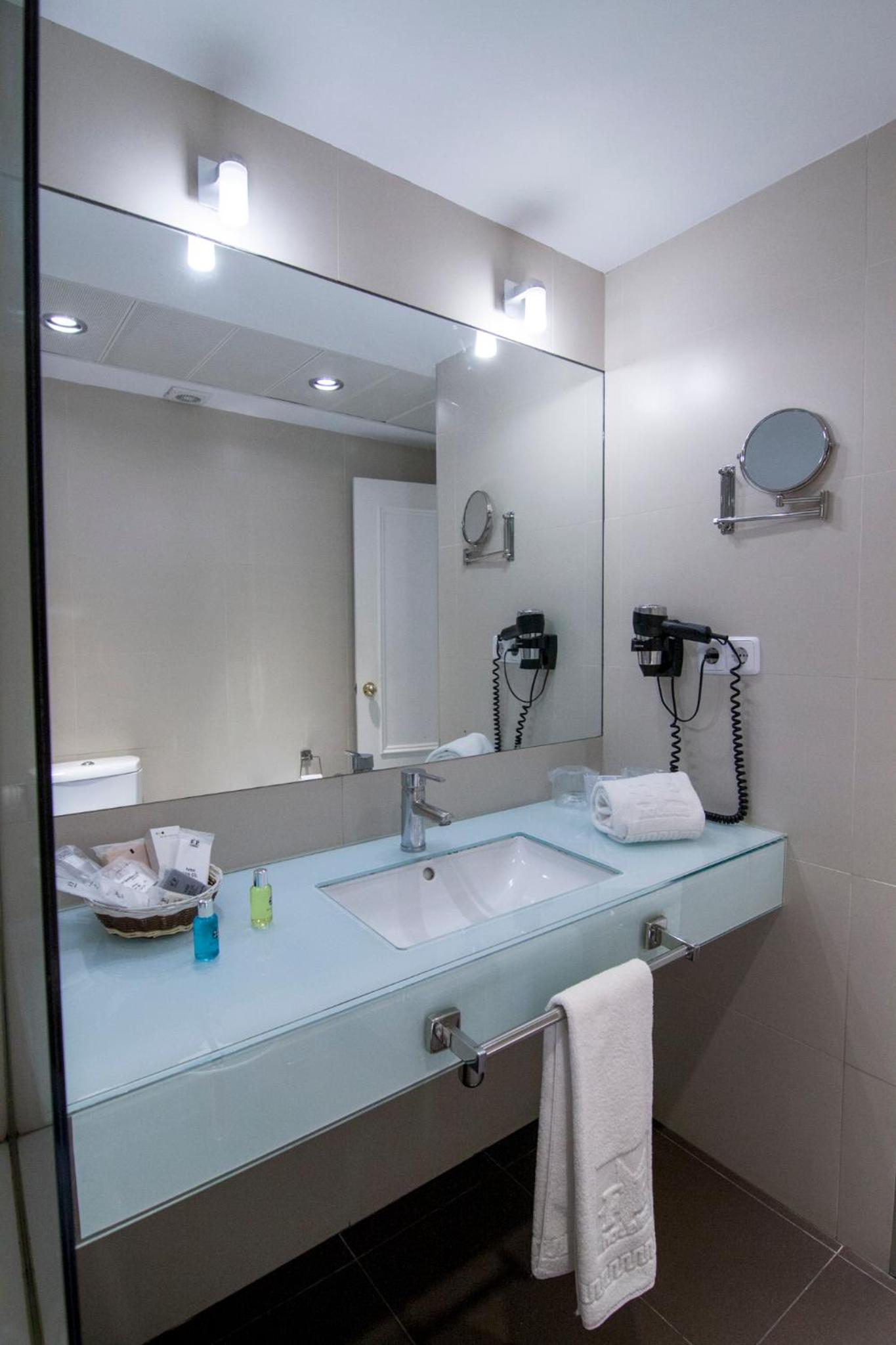 Double or Twin Room - Photo 13