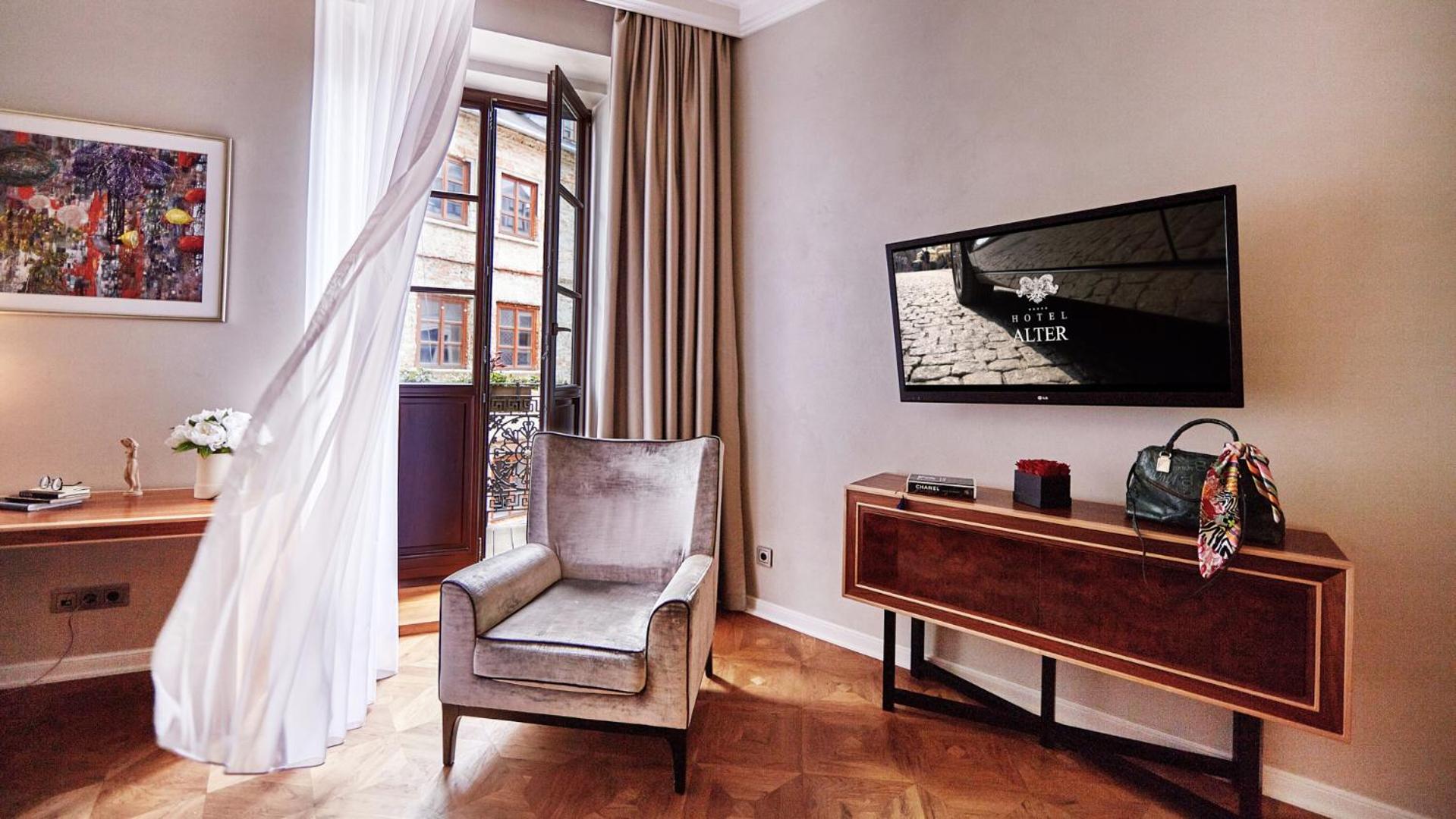 Suite with Balcony - Photo 6