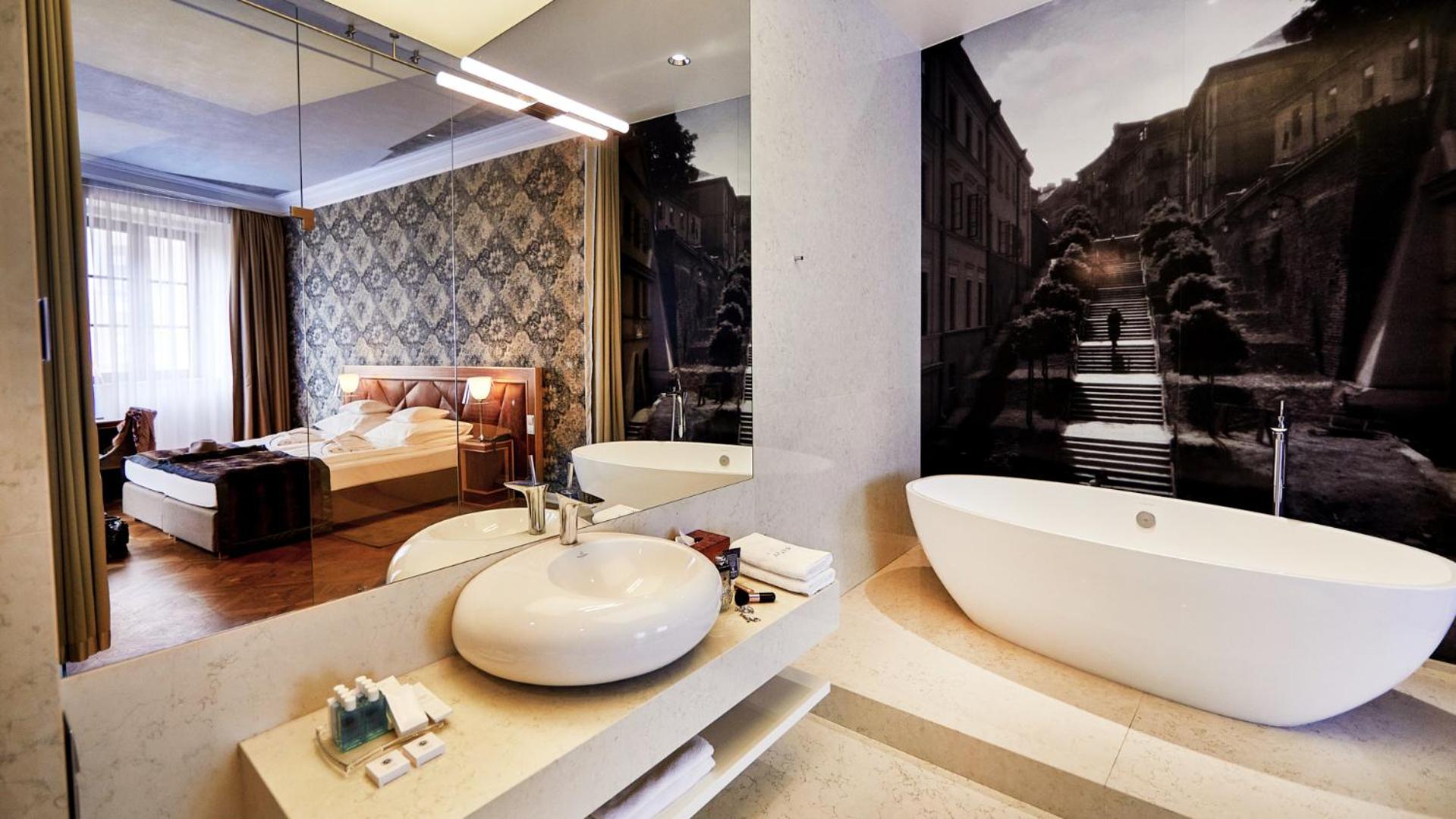 Suite with Balcony - Photo 7