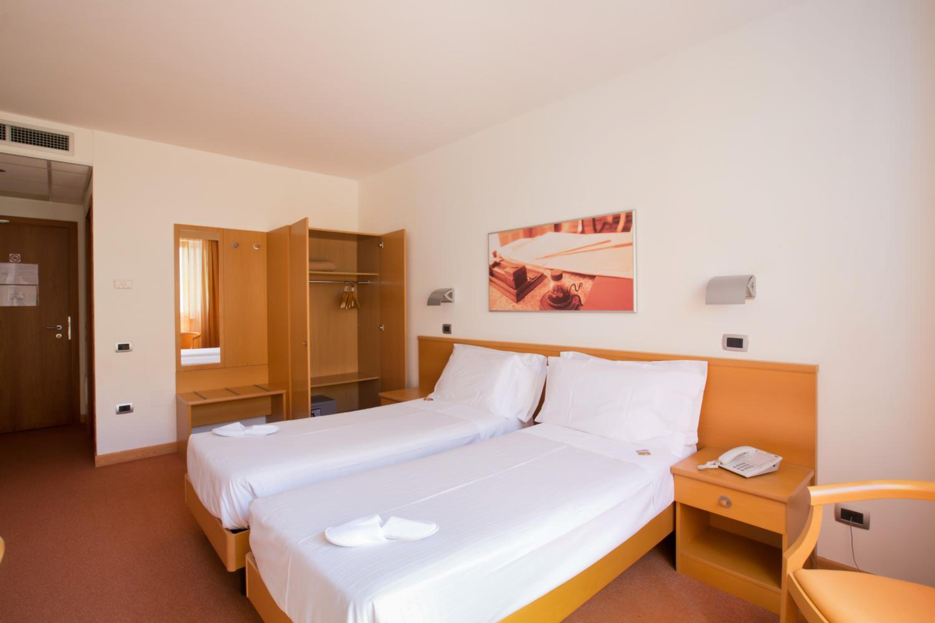 Twin Room - Photo 1