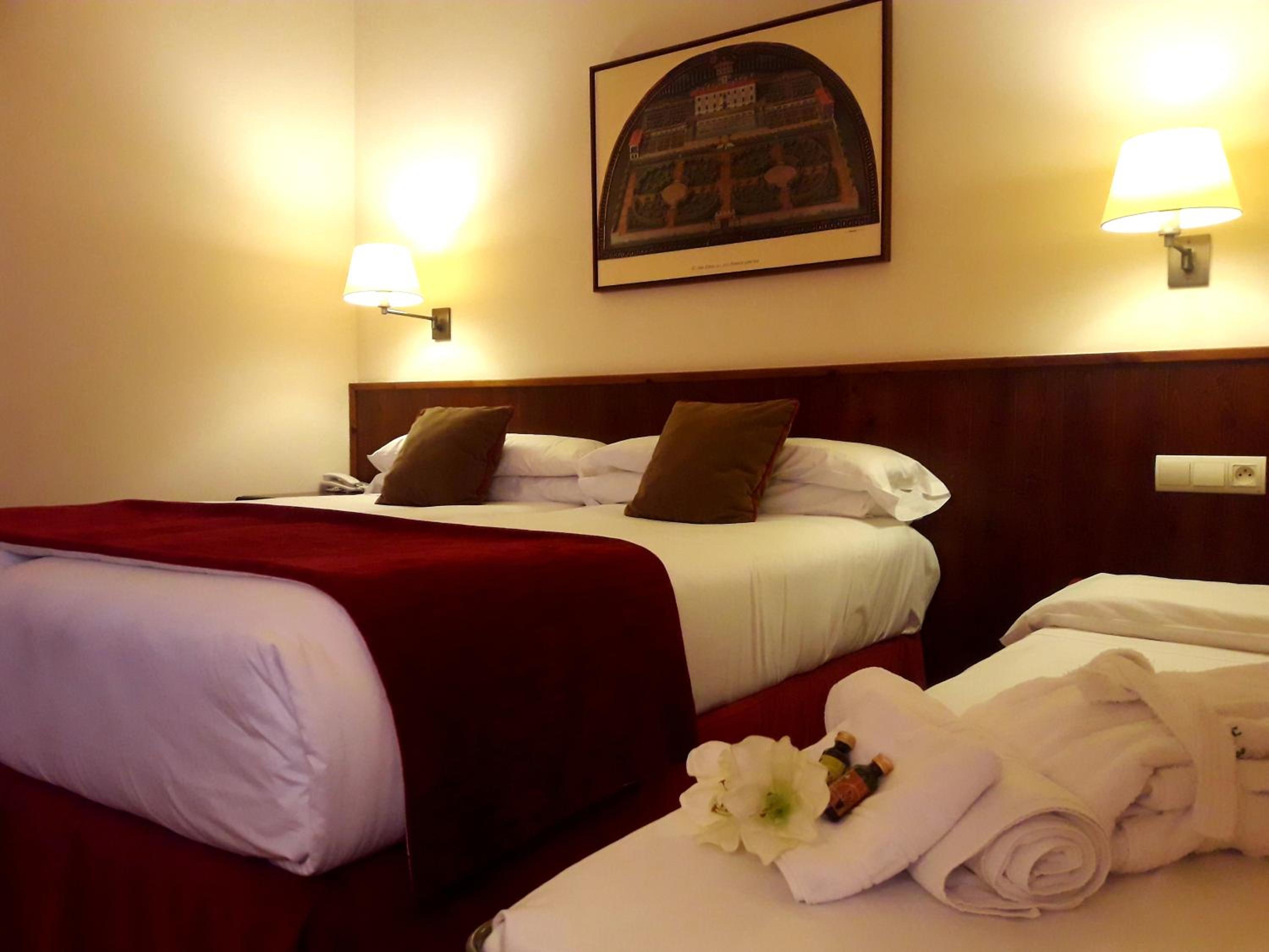 Triple Room (2 Adults + 1 Child) - Photo 2
