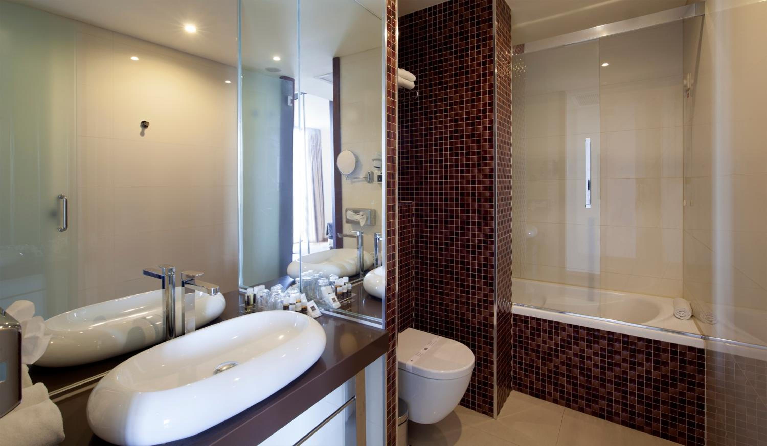 Executive Double Room with Balcony - Photo 4