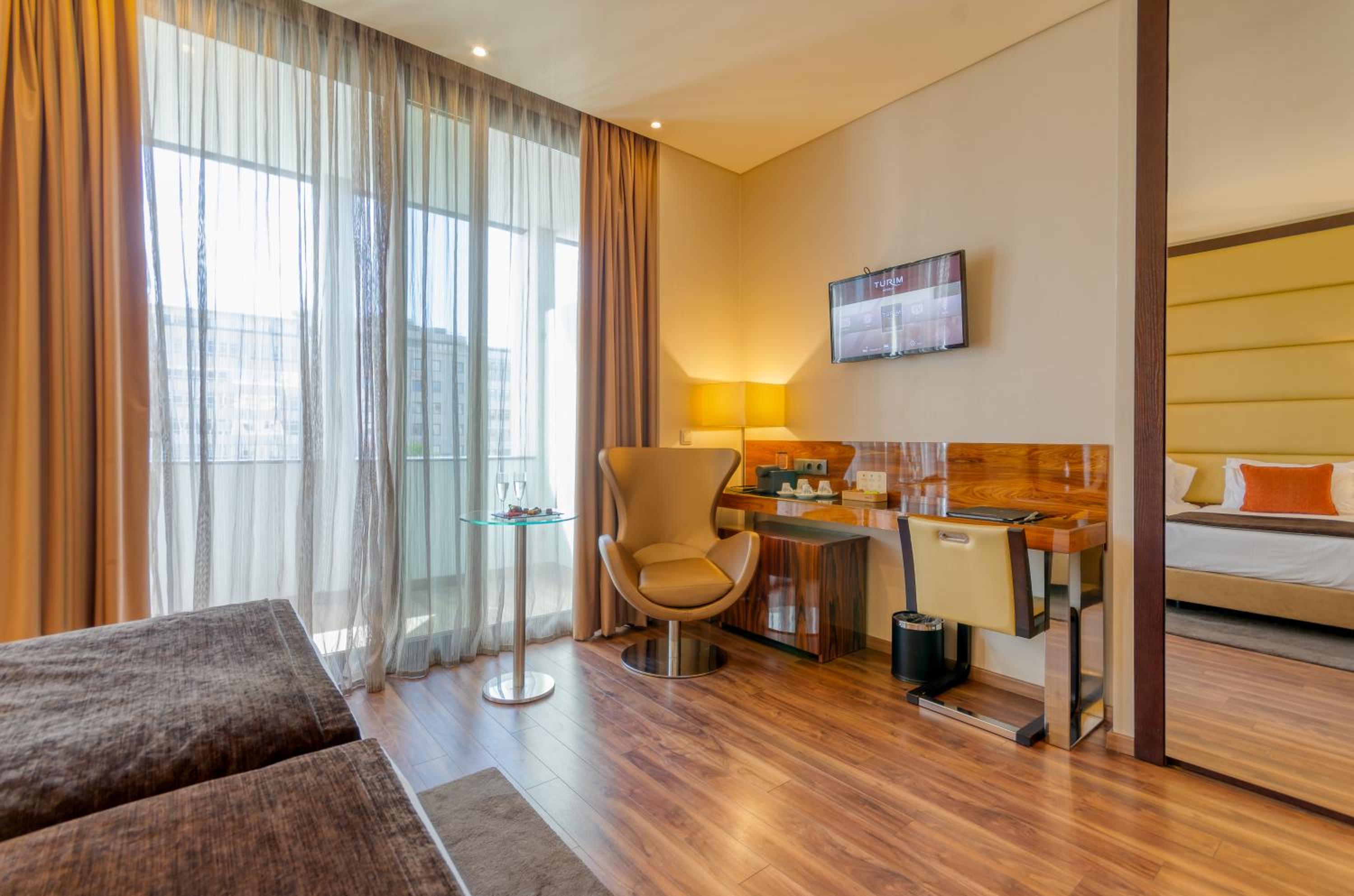 Executive Twin Room with Balcony  - Photo 3