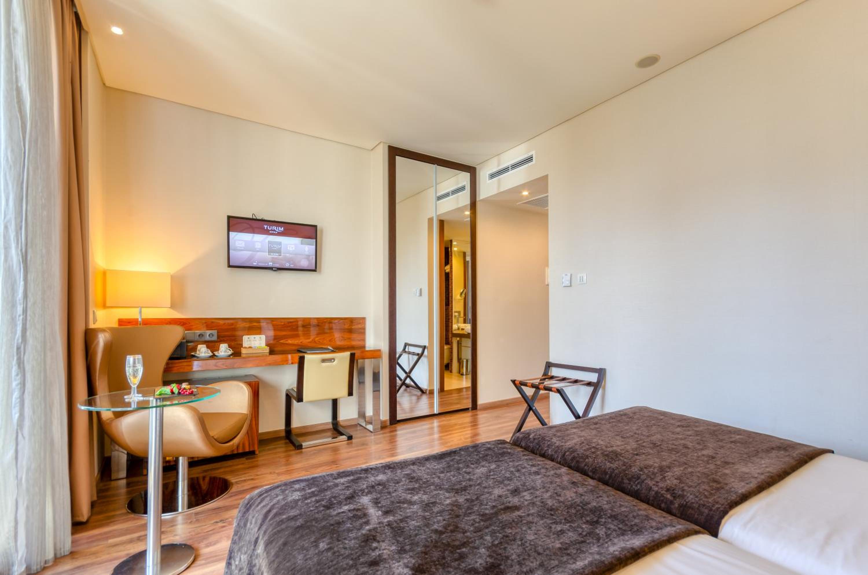 Executive Twin Room with Balcony  - Photo 2