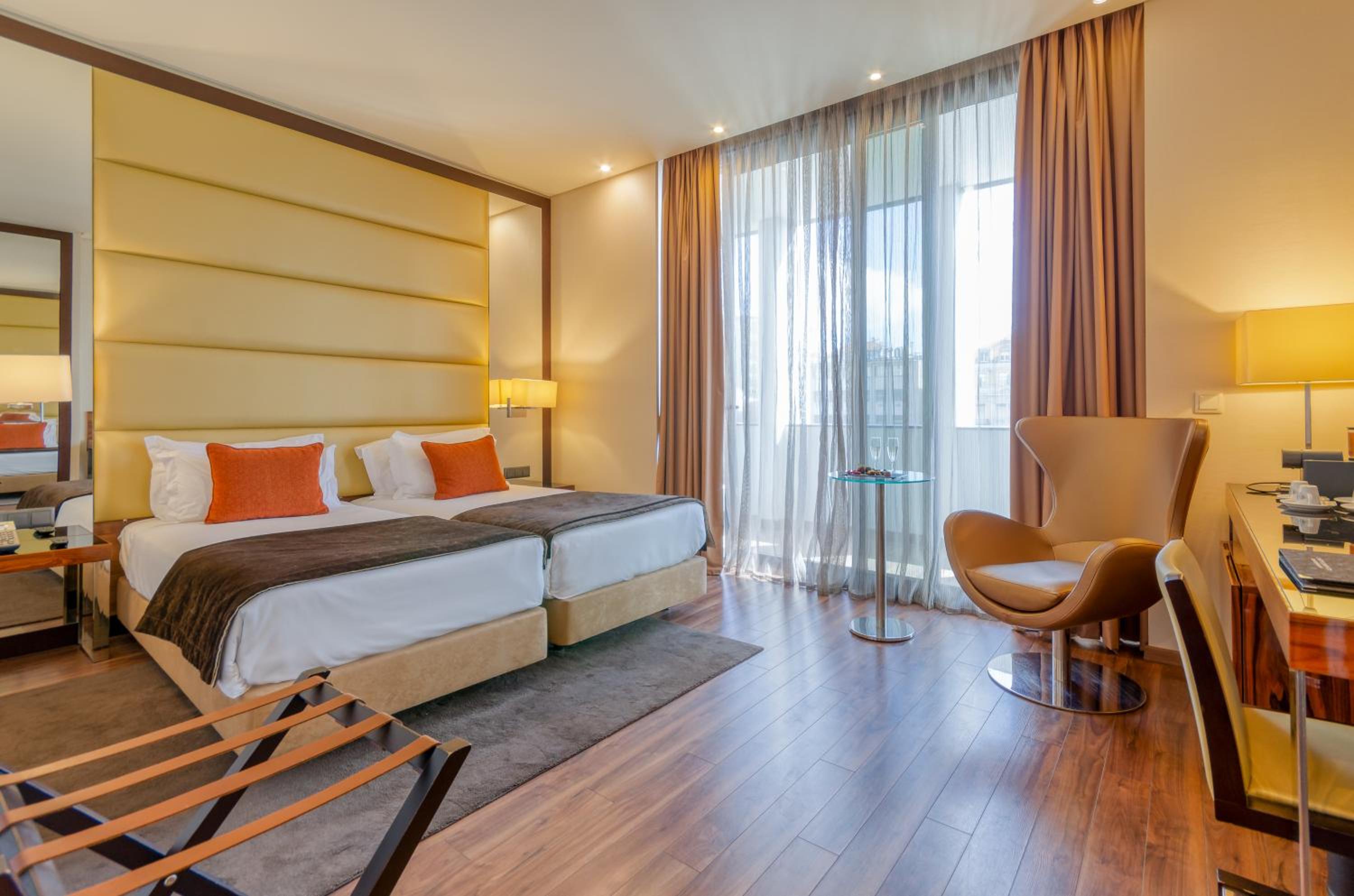 Executive Twin Room with Balcony  - Photo 7