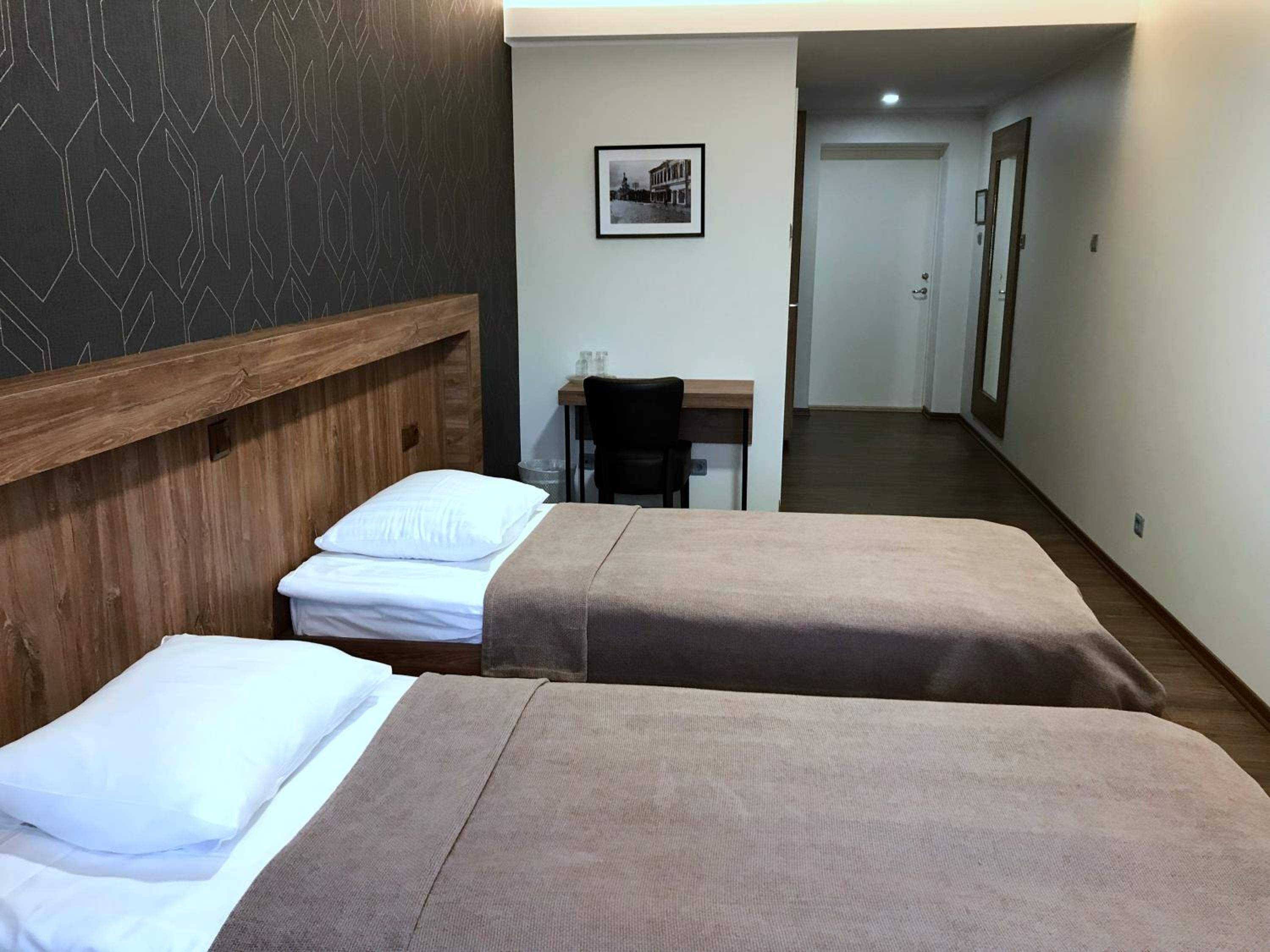 Twin Room - Photo 11