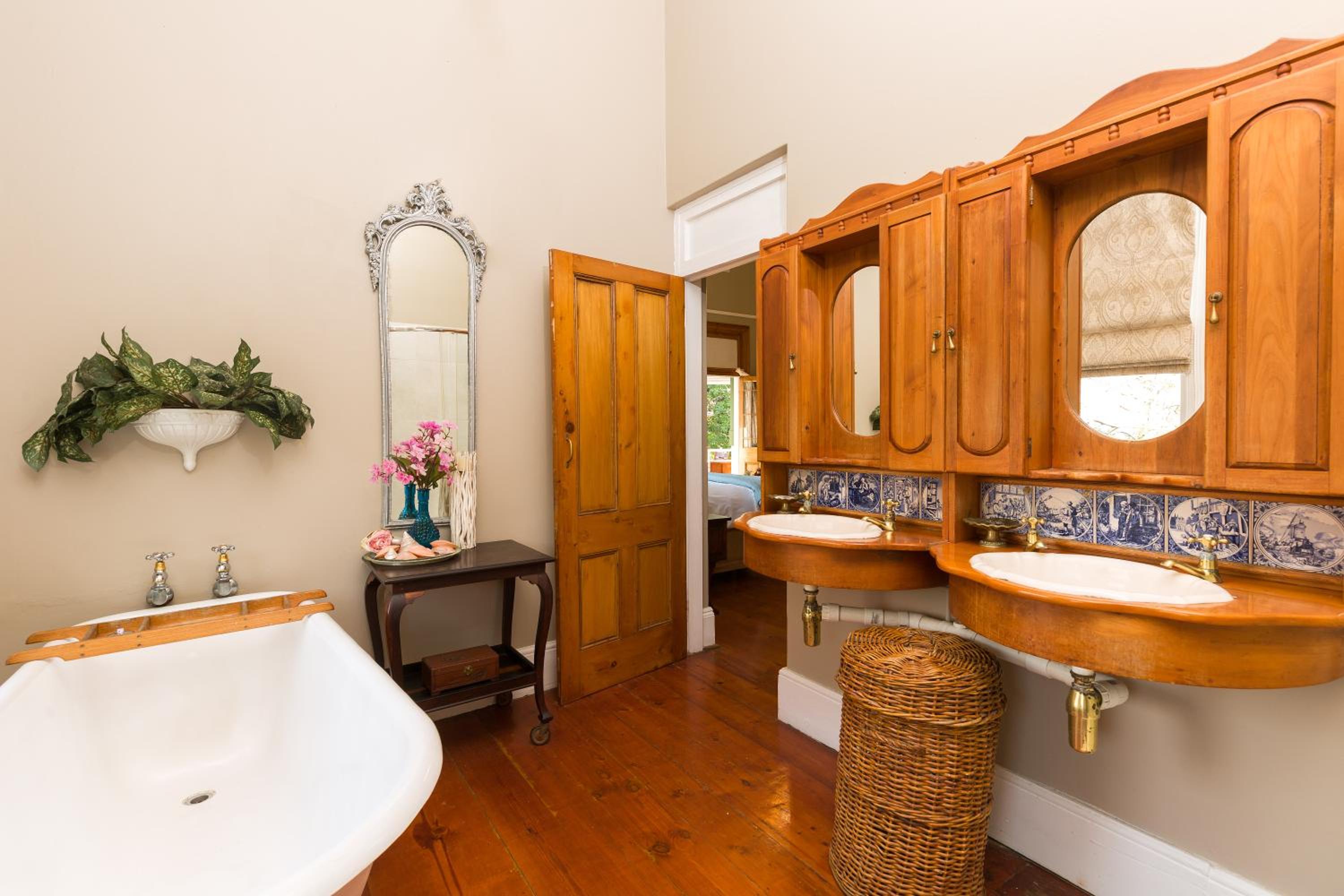 Queen Suite - Photo 2