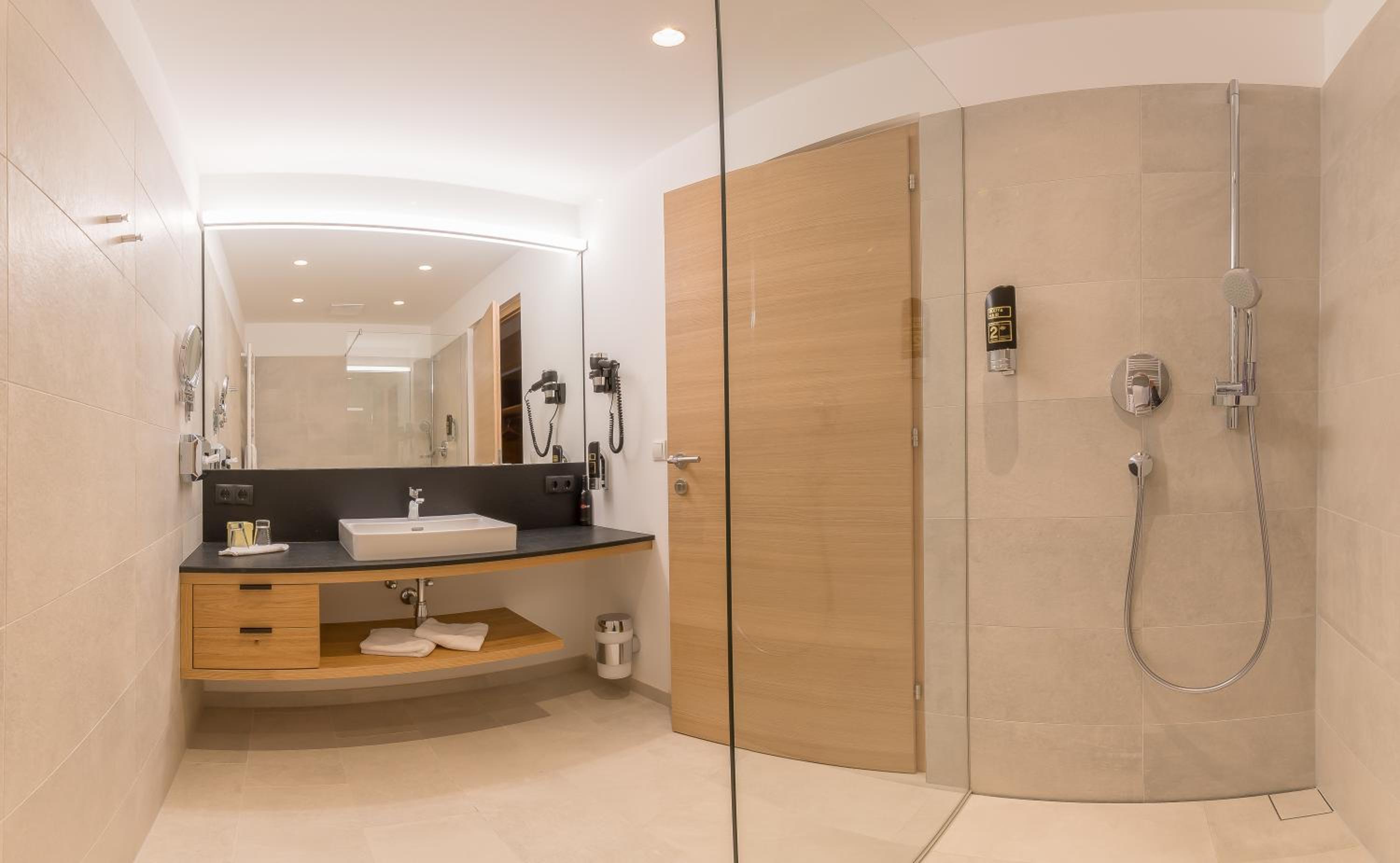 Deluxe Junior Suite photo 2
