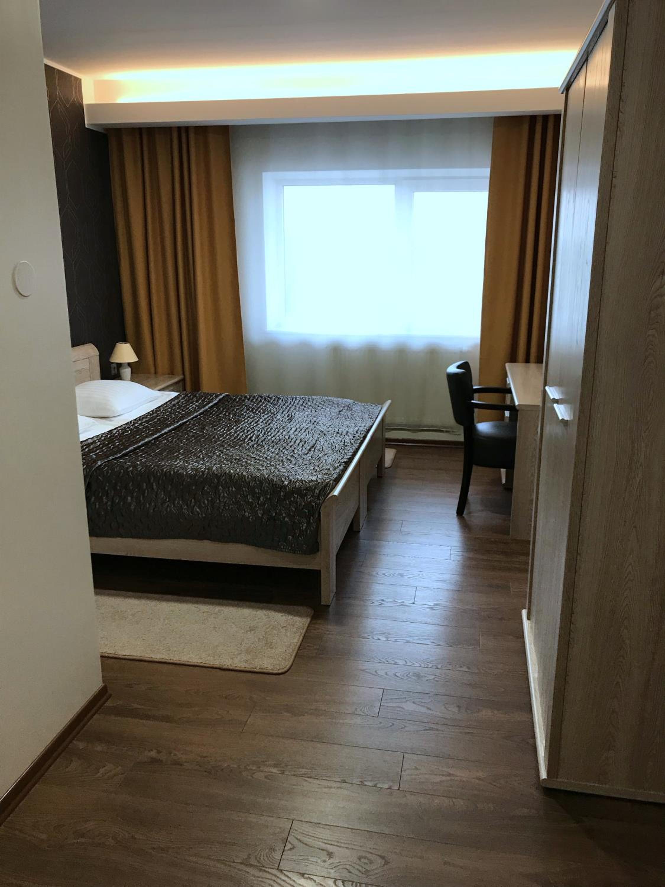 Large Double Room - Photo 3