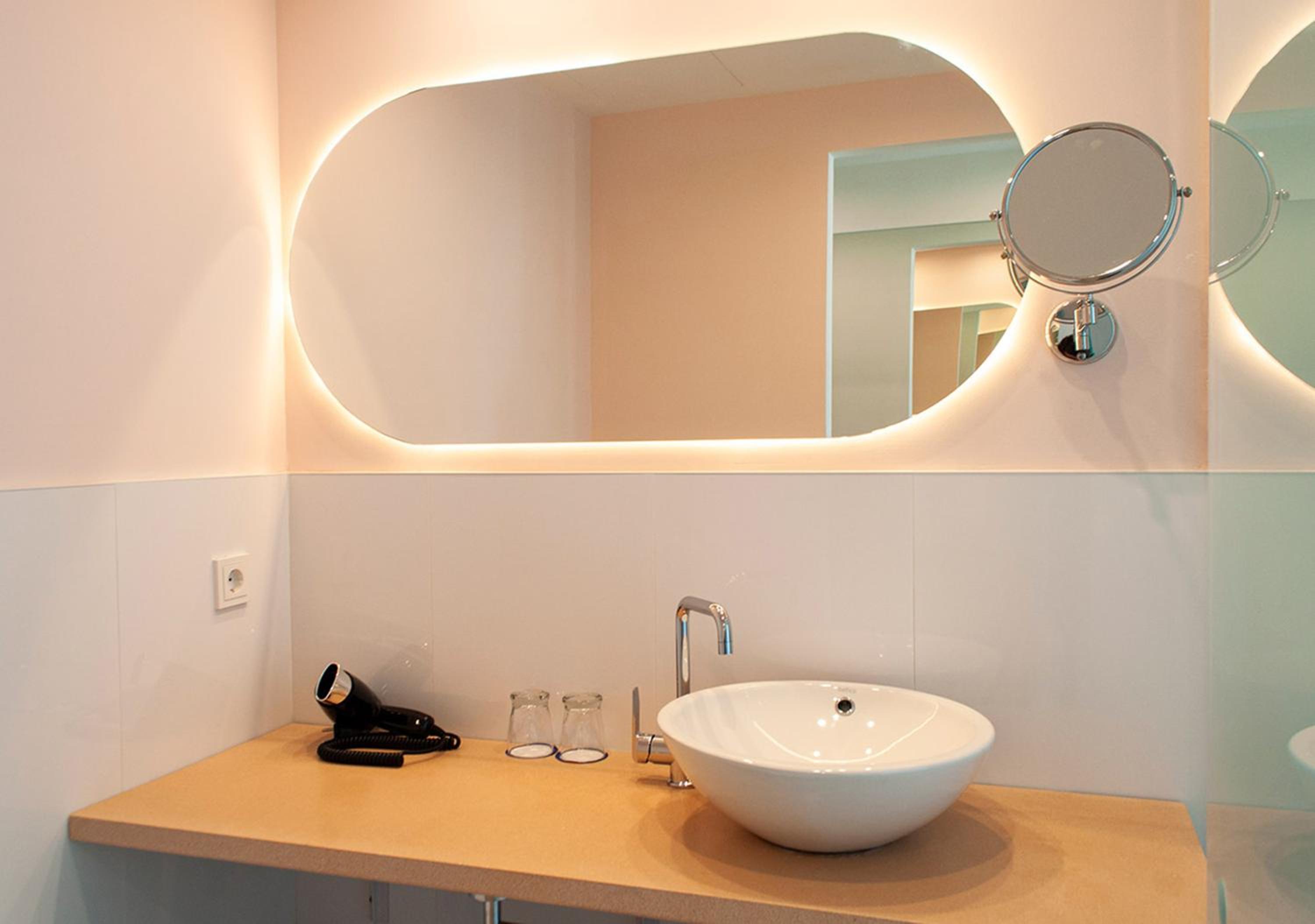 Standard Double Room thumbnail 6