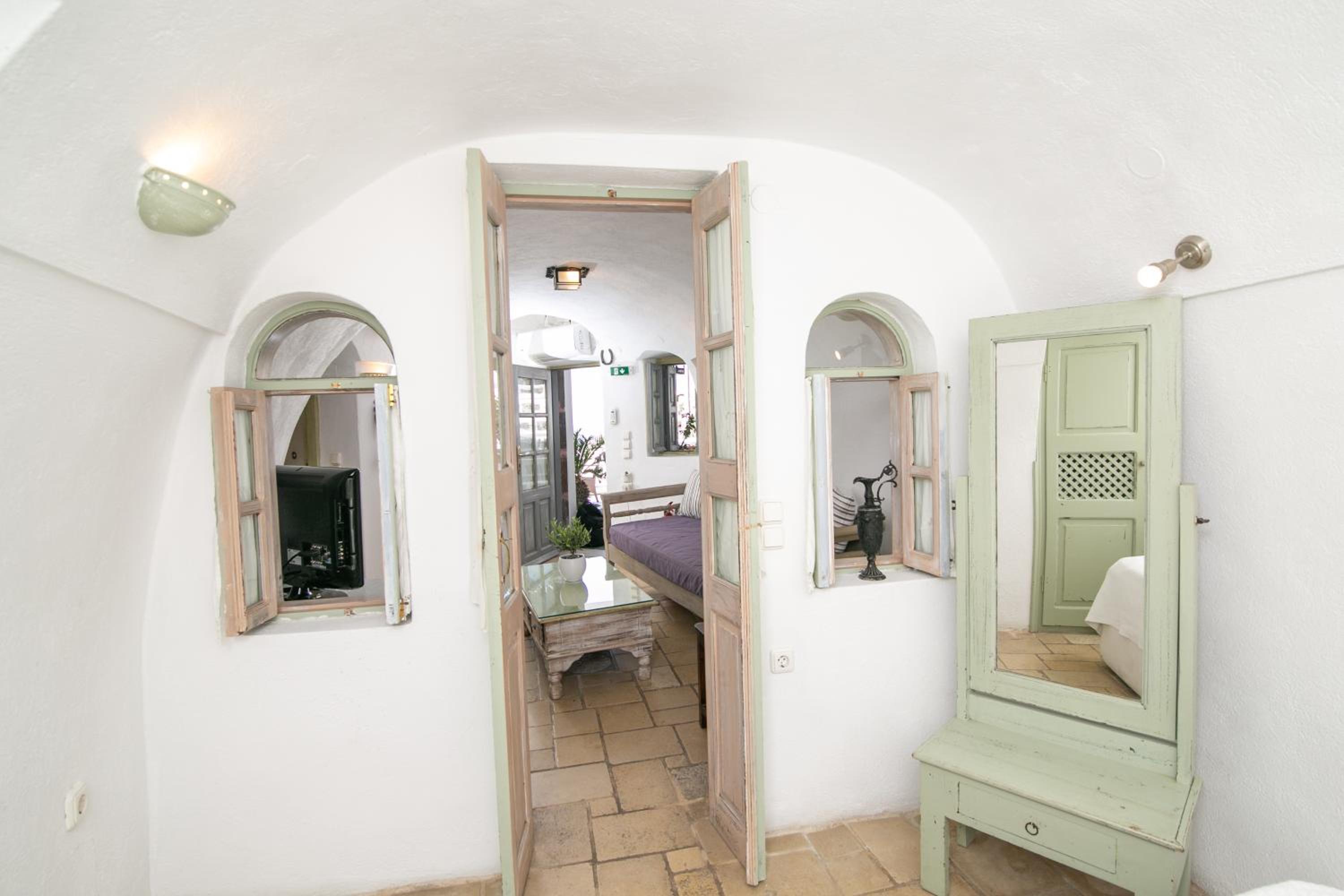 Elegant Cave Suite with Caldera View - Photo 7