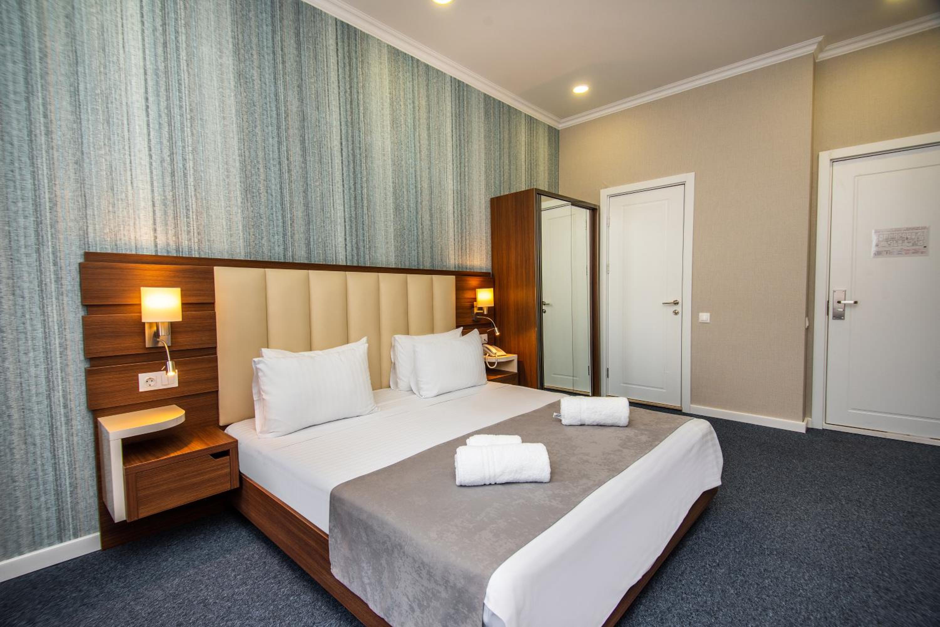 Standard Double or Twin Room - Photo 13