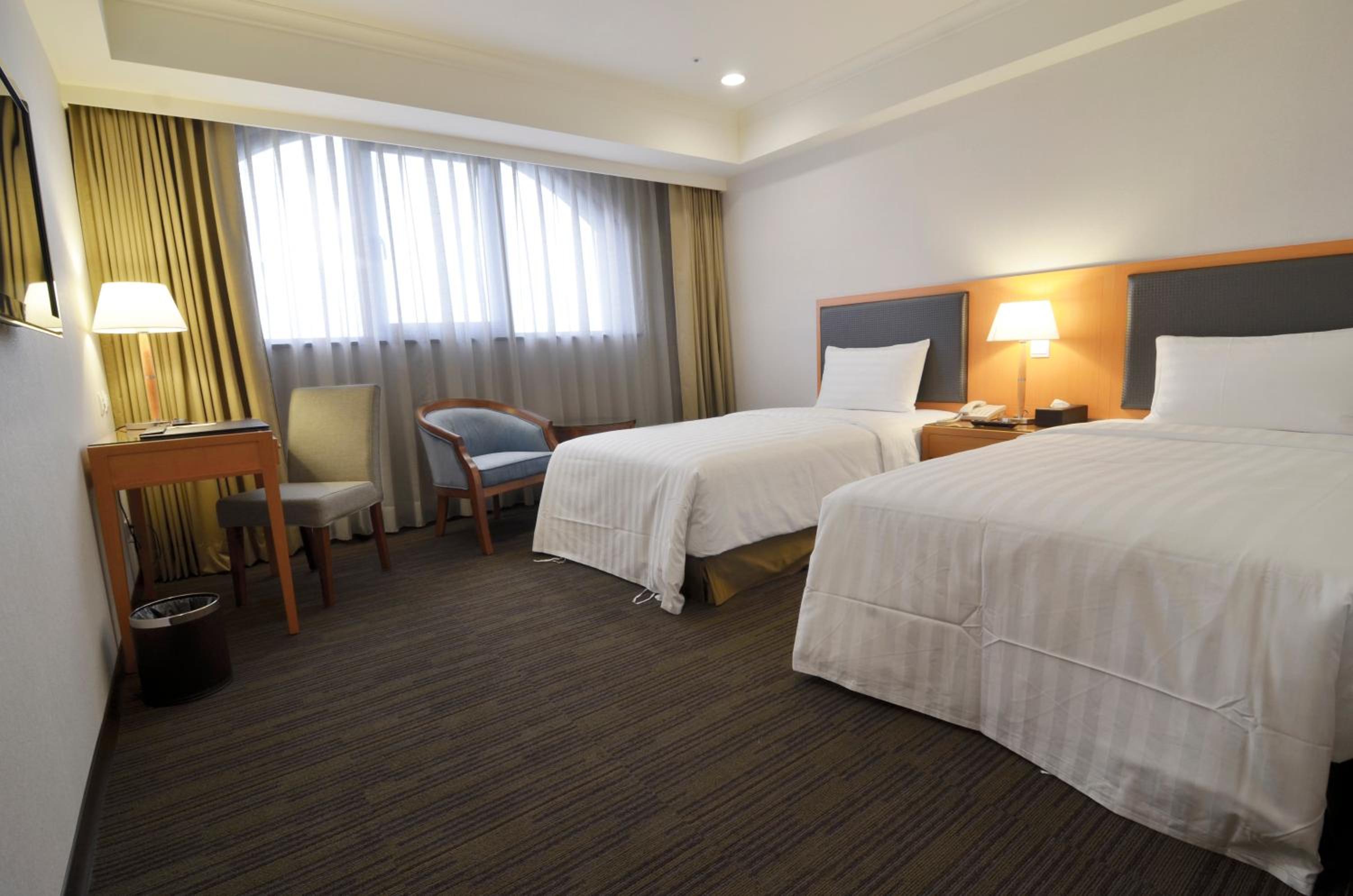 Elegant Twin Room photo 2