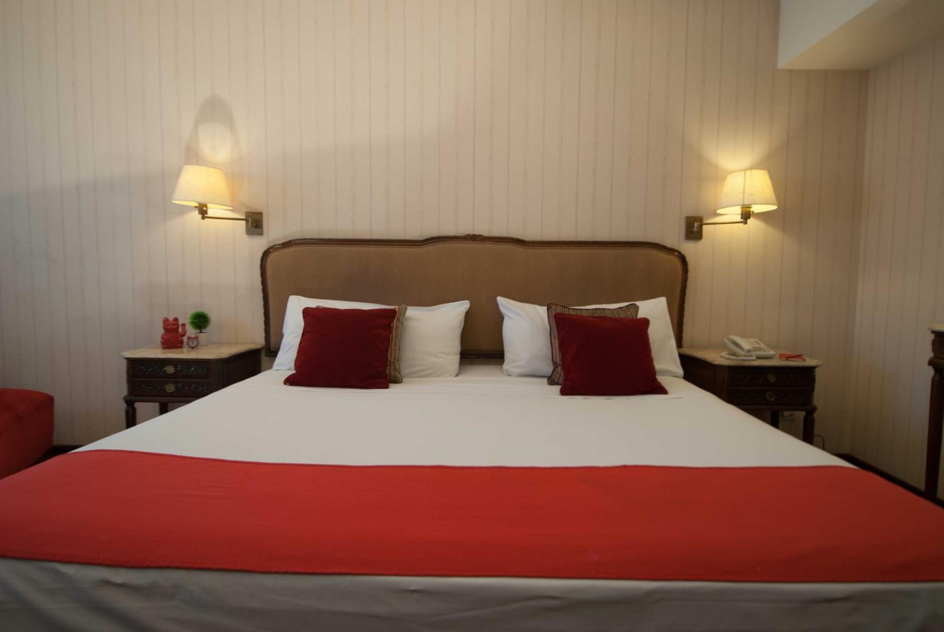 Room with One Queen Bed and One Single Bed - Non-Smoking photo 1