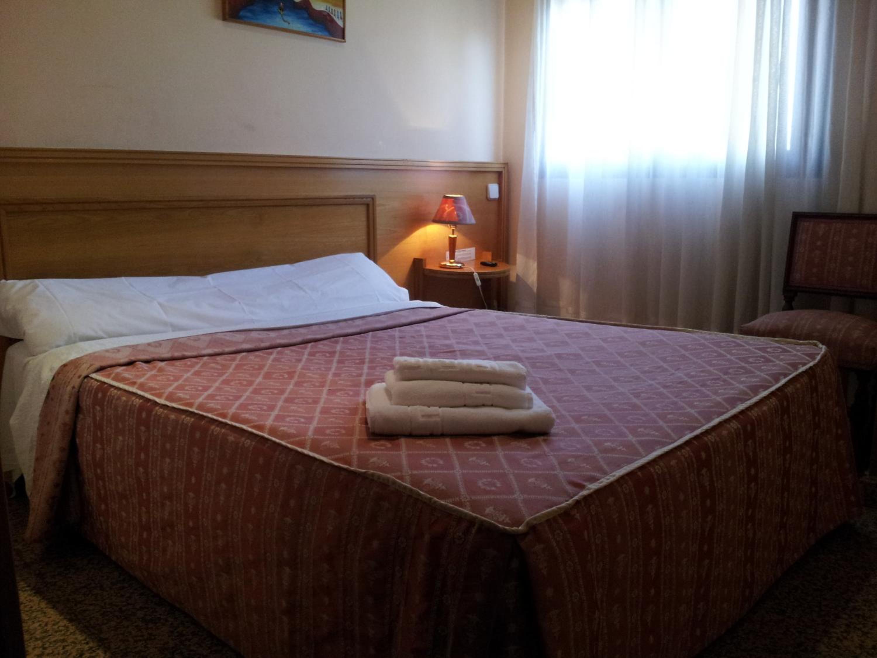 Twin Room - Photo 12
