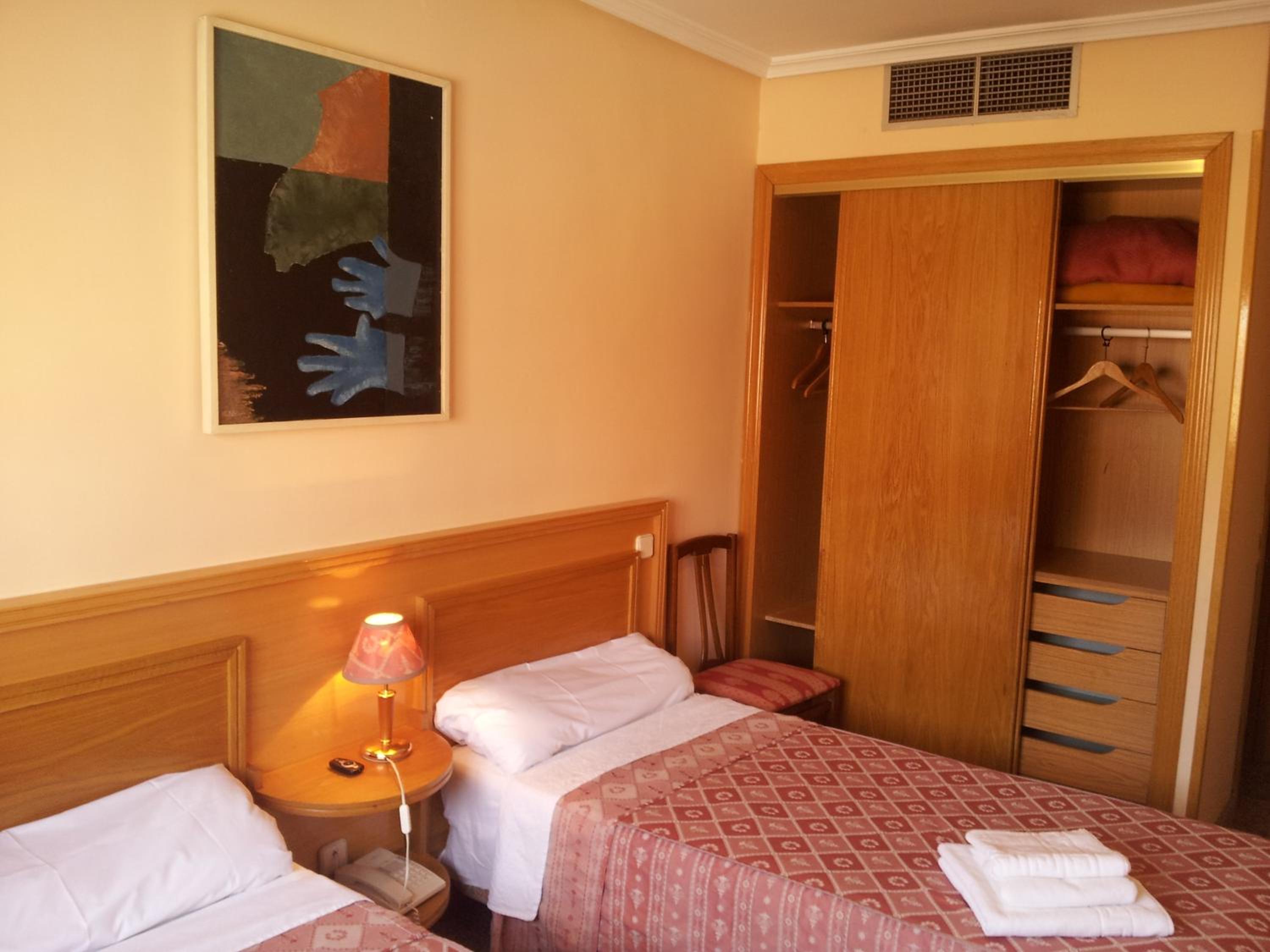 Twin Room - Photo 11