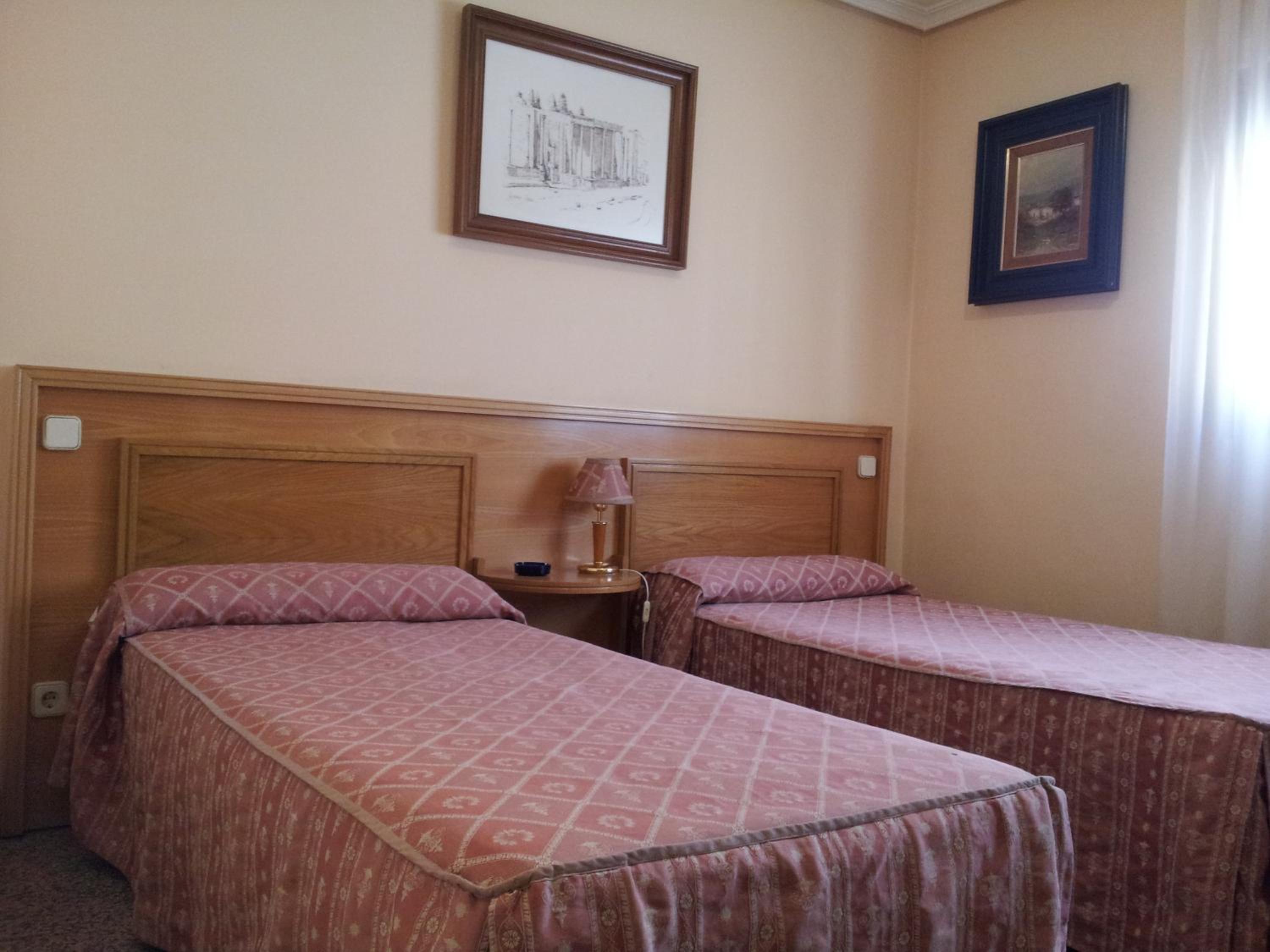 Twin Room - Photo 5