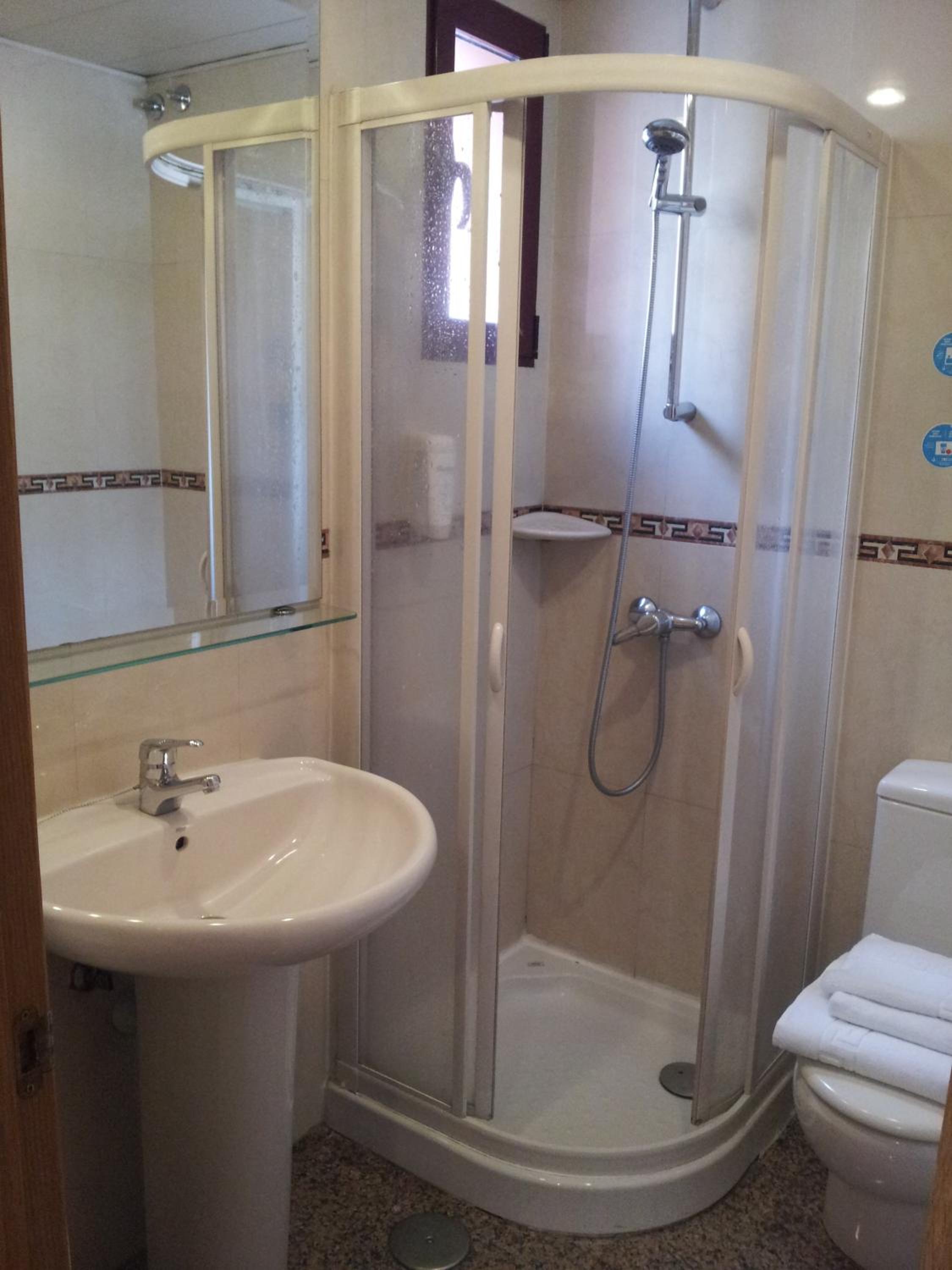 Twin Room - Photo 42